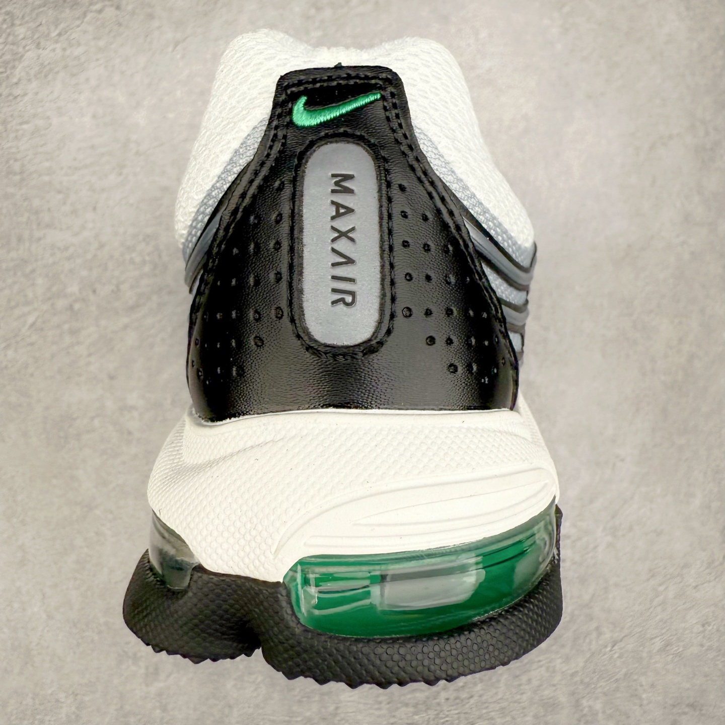 图片[8]-NK AIR MAX TL 2.5 柔软舒适防滑耐磨低帮 气垫生活休闲鞋 男女同款 FZ4110-100 鞋身保留 Air Max 标志性的流线型设计，以大面积黑色包裹，鞋身由透气的织物与光滑皮革拼接打造，搭配侧面波浪型支撑设计，营造出简约百搭的外观。全掌可见的气垫设计，无论是进行运动活动还是日常休闲穿着，都能带来卓越的舒适体验。Air Max TL 2.5 巧妙地将时尚外观与稳固的支撑结构相结合，满足了现代穿着的需求。其轻盈的构造和醒目的配色，使其能够轻松驾驭各种场合。尺码：36 36.5 37.5 38 38.5 39 40 40.5 41 42 42.5 43 44 44.5 45-选品中心