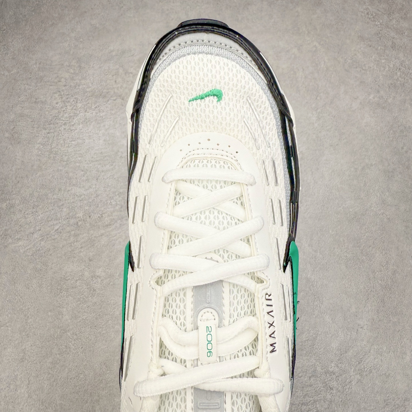 图片[4]-NK AIR MAX TL 2.5 柔软舒适防滑耐磨低帮 气垫生活休闲鞋 男女同款 FZ4110-100 鞋身保留 Air Max 标志性的流线型设计，以大面积黑色包裹，鞋身由透气的织物与光滑皮革拼接打造，搭配侧面波浪型支撑设计，营造出简约百搭的外观。全掌可见的气垫设计，无论是进行运动活动还是日常休闲穿着，都能带来卓越的舒适体验。Air Max TL 2.5 巧妙地将时尚外观与稳固的支撑结构相结合，满足了现代穿着的需求。其轻盈的构造和醒目的配色，使其能够轻松驾驭各种场合。尺码：36 36.5 37.5 38 38.5 39 40 40.5 41 42 42.5 43 44 44.5 45-选品中心