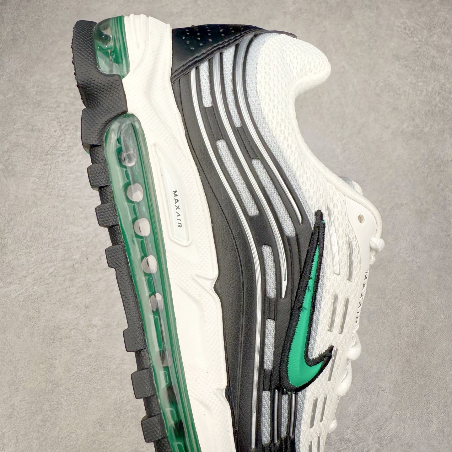 图片[6]-NK AIR MAX TL 2.5 柔软舒适防滑耐磨低帮 气垫生活休闲鞋 男女同款 FZ4110-100 鞋身保留 Air Max 标志性的流线型设计，以大面积黑色包裹，鞋身由透气的织物与光滑皮革拼接打造，搭配侧面波浪型支撑设计，营造出简约百搭的外观。全掌可见的气垫设计，无论是进行运动活动还是日常休闲穿着，都能带来卓越的舒适体验。Air Max TL 2.5 巧妙地将时尚外观与稳固的支撑结构相结合，满足了现代穿着的需求。其轻盈的构造和醒目的配色，使其能够轻松驾驭各种场合。尺码：36 36.5 37.5 38 38.5 39 40 40.5 41 42 42.5 43 44 44.5 45-选品中心