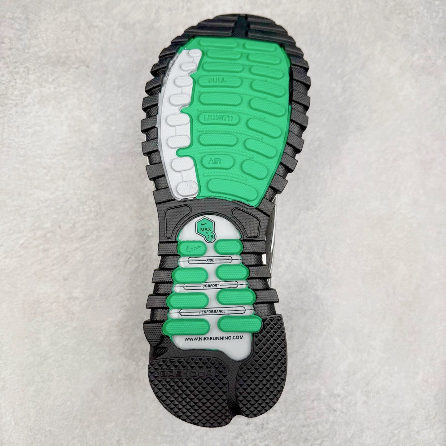 图片[9]-NK AIR MAX TL 2.5 柔软舒适防滑耐磨低帮 气垫生活休闲鞋 男女同款 FZ4110-100 鞋身保留 Air Max 标志性的流线型设计，以大面积黑色包裹，鞋身由透气的织物与光滑皮革拼接打造，搭配侧面波浪型支撑设计，营造出简约百搭的外观。全掌可见的气垫设计，无论是进行运动活动还是日常休闲穿着，都能带来卓越的舒适体验。Air Max TL 2.5 巧妙地将时尚外观与稳固的支撑结构相结合，满足了现代穿着的需求。其轻盈的构造和醒目的配色，使其能够轻松驾驭各种场合。尺码：36 36.5 37.5 38 38.5 39 40 40.5 41 42 42.5 43 44 44.5 45-选品中心