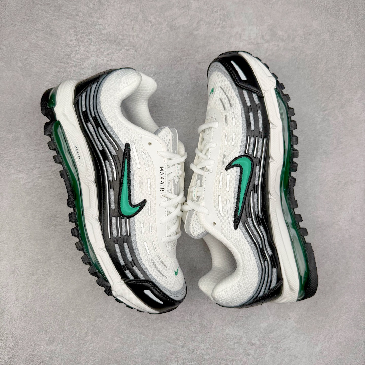 图片[3]-NK AIR MAX TL 2.5 柔软舒适防滑耐磨低帮 气垫生活休闲鞋 男女同款 FZ4110-100 鞋身保留 Air Max 标志性的流线型设计，以大面积黑色包裹，鞋身由透气的织物与光滑皮革拼接打造，搭配侧面波浪型支撑设计，营造出简约百搭的外观。全掌可见的气垫设计，无论是进行运动活动还是日常休闲穿着，都能带来卓越的舒适体验。Air Max TL 2.5 巧妙地将时尚外观与稳固的支撑结构相结合，满足了现代穿着的需求。其轻盈的构造和醒目的配色，使其能够轻松驾驭各种场合。尺码：36 36.5 37.5 38 38.5 39 40 40.5 41 42 42.5 43 44 44.5 45-选品中心