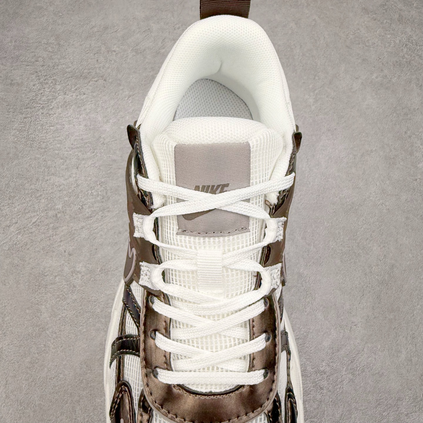 图片[5]-NK V2K Runtekk 减震防滑低帮 复古老爹鞋跑步鞋 HV6416-200 鞋款被命名为 Runtekk 设计上借鉴了 2000 年的跑鞋风格 配色上以金属银为主调 简练又有复古运动气质 材质上使用大面积网眼、皮革、TPU 组成 支撑和透气性肯定不错 中底处由 Cushlon 泡绵打造 保证在压马路时可以提供优秀脚感 并通过一手做旧氧化效果突出复古感 中底造型很容易让大家联想到巴黎世家3XL 增高效果同样不能忽视 尺码：36 36.5 37.5 38 38.5 39 40 40.5 41 42 42.5 43 44 44.5 45-选品中心