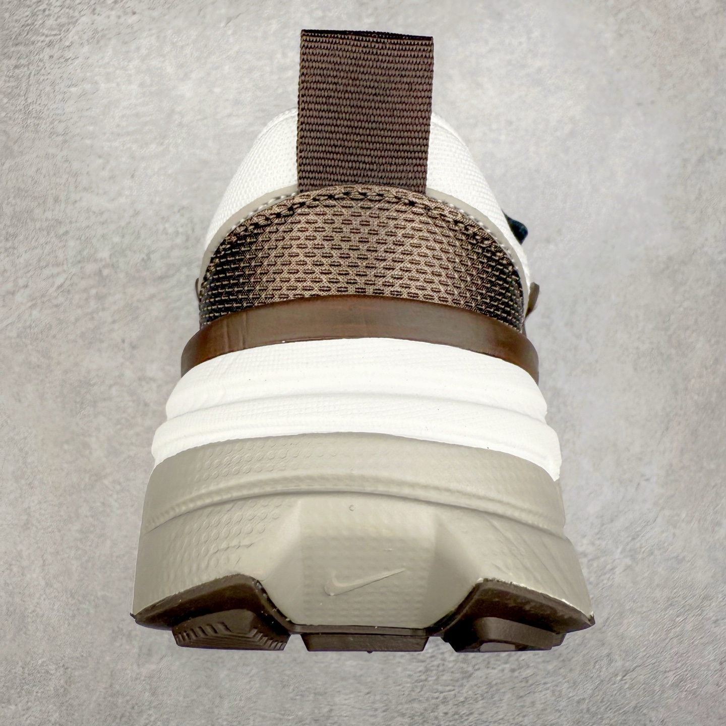 图片[8]-NK V2K Runtekk 减震防滑低帮 复古老爹鞋跑步鞋 HV6416-200 鞋款被命名为 Runtekk 设计上借鉴了 2000 年的跑鞋风格 配色上以金属银为主调 简练又有复古运动气质 材质上使用大面积网眼、皮革、TPU 组成 支撑和透气性肯定不错 中底处由 Cushlon 泡绵打造 保证在压马路时可以提供优秀脚感 并通过一手做旧氧化效果突出复古感 中底造型很容易让大家联想到巴黎世家3XL 增高效果同样不能忽视 尺码：36 36.5 37.5 38 38.5 39 40 40.5 41 42 42.5 43 44 44.5 45-选品中心