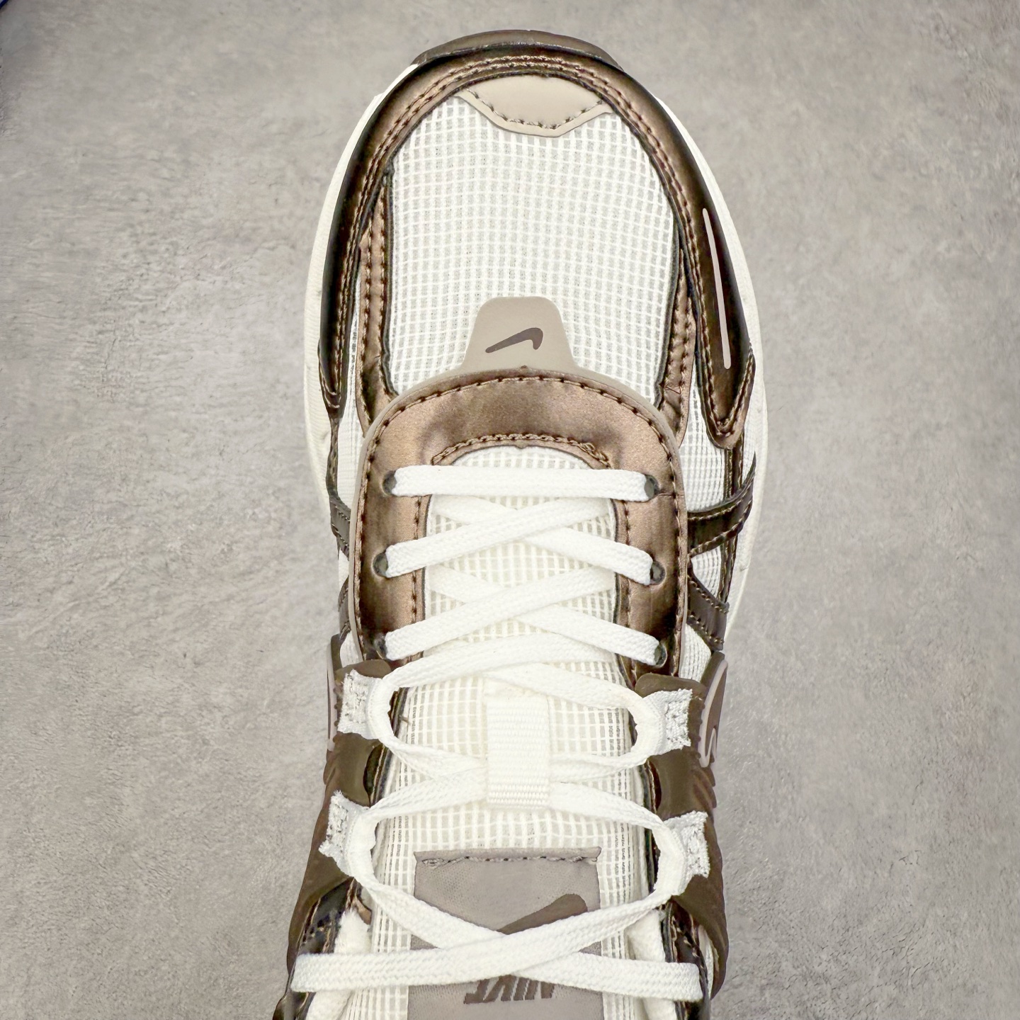 图片[4]-NK V2K Runtekk 减震防滑低帮 复古老爹鞋跑步鞋 HV6416-200 鞋款被命名为 Runtekk 设计上借鉴了 2000 年的跑鞋风格 配色上以金属银为主调 简练又有复古运动气质 材质上使用大面积网眼、皮革、TPU 组成 支撑和透气性肯定不错 中底处由 Cushlon 泡绵打造 保证在压马路时可以提供优秀脚感 并通过一手做旧氧化效果突出复古感 中底造型很容易让大家联想到巴黎世家3XL 增高效果同样不能忽视 尺码：36 36.5 37.5 38 38.5 39 40 40.5 41 42 42.5 43 44 44.5 45-选品中心