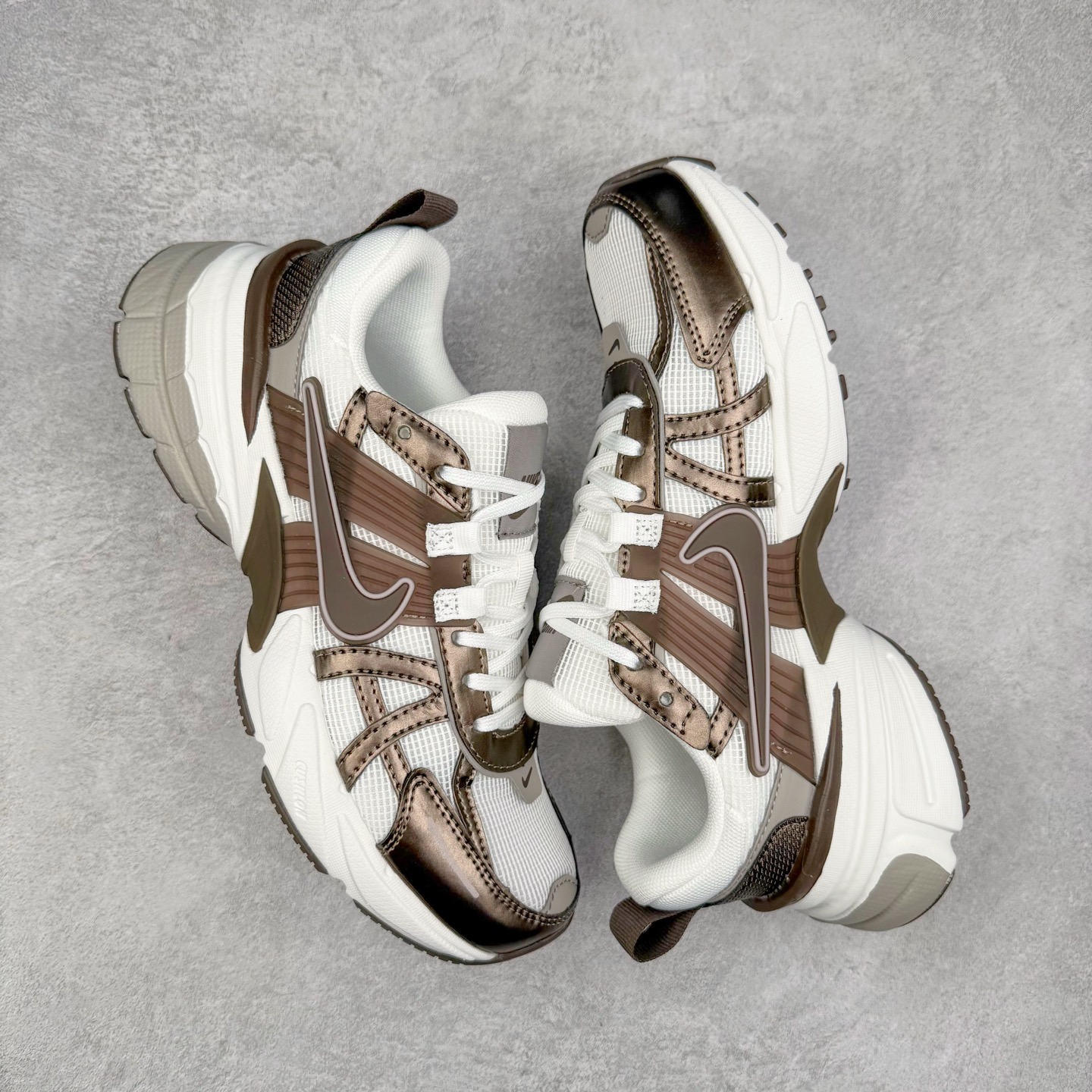 图片[3]-NK V2K Runtekk 减震防滑低帮 复古老爹鞋跑步鞋 HV6416-200 鞋款被命名为 Runtekk 设计上借鉴了 2000 年的跑鞋风格 配色上以金属银为主调 简练又有复古运动气质 材质上使用大面积网眼、皮革、TPU 组成 支撑和透气性肯定不错 中底处由 Cushlon 泡绵打造 保证在压马路时可以提供优秀脚感 并通过一手做旧氧化效果突出复古感 中底造型很容易让大家联想到巴黎世家3XL 增高效果同样不能忽视 尺码：36 36.5 37.5 38 38.5 39 40 40.5 41 42 42.5 43 44 44.5 45-选品中心