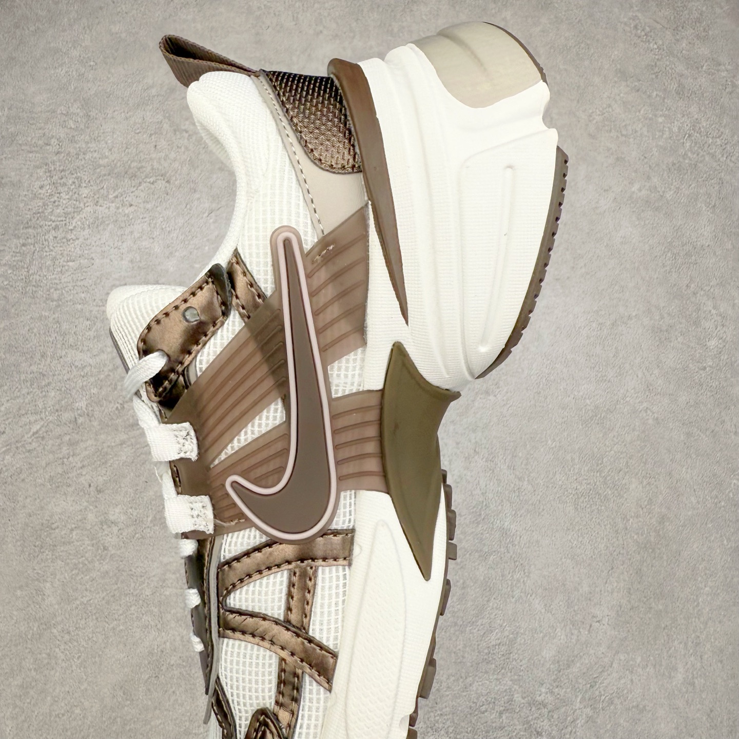 图片[7]-NK V2K Runtekk 减震防滑低帮 复古老爹鞋跑步鞋 HV6416-200 鞋款被命名为 Runtekk 设计上借鉴了 2000 年的跑鞋风格 配色上以金属银为主调 简练又有复古运动气质 材质上使用大面积网眼、皮革、TPU 组成 支撑和透气性肯定不错 中底处由 Cushlon 泡绵打造 保证在压马路时可以提供优秀脚感 并通过一手做旧氧化效果突出复古感 中底造型很容易让大家联想到巴黎世家3XL 增高效果同样不能忽视 尺码：36 36.5 37.5 38 38.5 39 40 40.5 41 42 42.5 43 44 44.5 45-选品中心