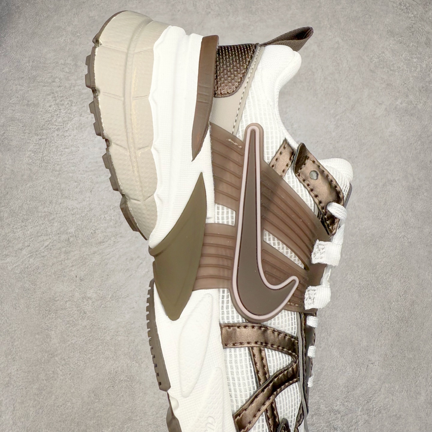 图片[6]-NK V2K Runtekk 减震防滑低帮 复古老爹鞋跑步鞋 HV6416-200 鞋款被命名为 Runtekk 设计上借鉴了 2000 年的跑鞋风格 配色上以金属银为主调 简练又有复古运动气质 材质上使用大面积网眼、皮革、TPU 组成 支撑和透气性肯定不错 中底处由 Cushlon 泡绵打造 保证在压马路时可以提供优秀脚感 并通过一手做旧氧化效果突出复古感 中底造型很容易让大家联想到巴黎世家3XL 增高效果同样不能忽视 尺码：36 36.5 37.5 38 38.5 39 40 40.5 41 42 42.5 43 44 44.5 45-选品中心