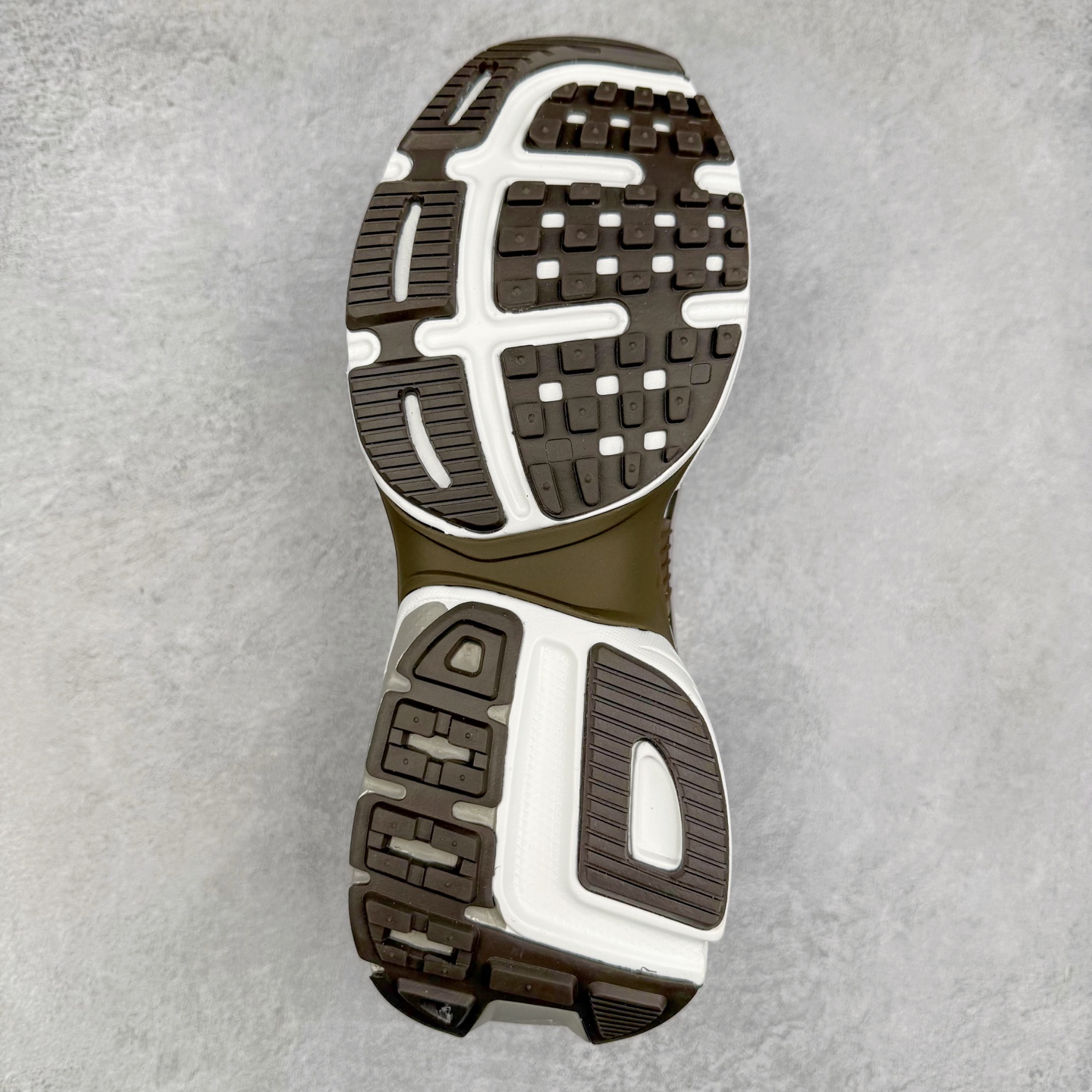 图片[9]-NK V2K Runtekk 减震防滑低帮 复古老爹鞋跑步鞋 HV6416-200 鞋款被命名为 Runtekk 设计上借鉴了 2000 年的跑鞋风格 配色上以金属银为主调 简练又有复古运动气质 材质上使用大面积网眼、皮革、TPU 组成 支撑和透气性肯定不错 中底处由 Cushlon 泡绵打造 保证在压马路时可以提供优秀脚感 并通过一手做旧氧化效果突出复古感 中底造型很容易让大家联想到巴黎世家3XL 增高效果同样不能忽视 尺码：36 36.5 37.5 38 38.5 39 40 40.5 41 42 42.5 43 44 44.5 45-选品中心