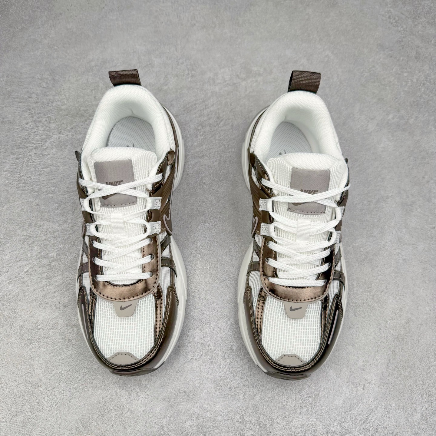 图片[2]-NK V2K Runtekk 减震防滑低帮 复古老爹鞋跑步鞋 HV6416-200 鞋款被命名为 Runtekk 设计上借鉴了 2000 年的跑鞋风格 配色上以金属银为主调 简练又有复古运动气质 材质上使用大面积网眼、皮革、TPU 组成 支撑和透气性肯定不错 中底处由 Cushlon 泡绵打造 保证在压马路时可以提供优秀脚感 并通过一手做旧氧化效果突出复古感 中底造型很容易让大家联想到巴黎世家3XL 增高效果同样不能忽视 尺码：36 36.5 37.5 38 38.5 39 40 40.5 41 42 42.5 43 44 44.5 45-选品中心