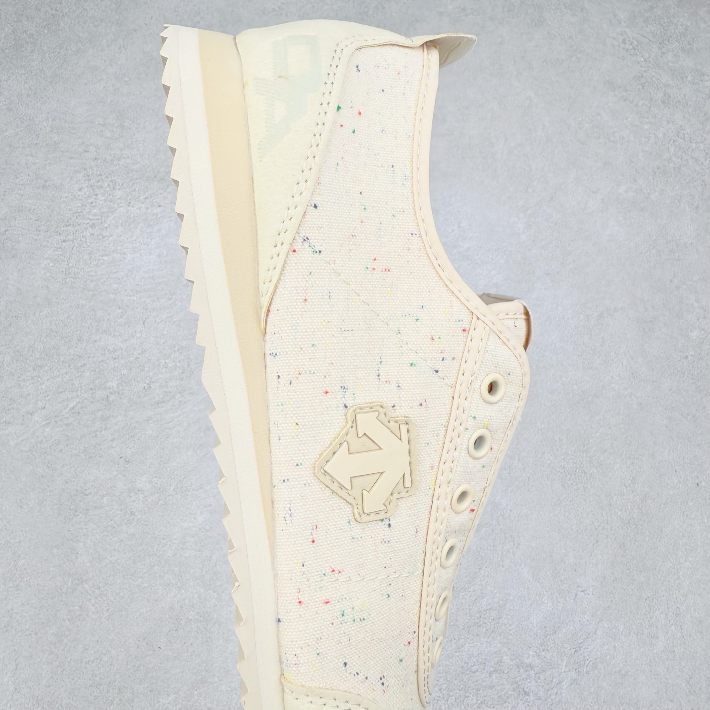 图片[6]-DESCENTE Sport Style Chron Racer迪桑特舒适百搭防滑耐磨低帮生活休闲鞋 是一款集复古与现代于一体的低帮跑步鞋 简洁的牛皮鞋面不仅彰显出时尚的质感 还适用于多种场合的穿搭 这款鞋子的透气性能极佳 轻质弹性鞋底则提供了良好的舒适度和耐磨性 使你在行走或跑步时都能感受到脚底的柔软与支撑 尺码：36 36.5 37.5 38 38.5 39 40 40.5 41 42 42.5 43 44 44.5 45-选品中心