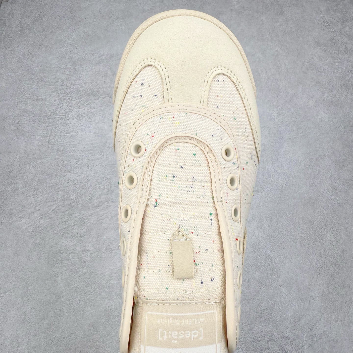 图片[4]-DESCENTE Sport Style Chron Racer迪桑特舒适百搭防滑耐磨低帮生活休闲鞋 是一款集复古与现代于一体的低帮跑步鞋 简洁的牛皮鞋面不仅彰显出时尚的质感 还适用于多种场合的穿搭 这款鞋子的透气性能极佳 轻质弹性鞋底则提供了良好的舒适度和耐磨性 使你在行走或跑步时都能感受到脚底的柔软与支撑 尺码：36 36.5 37.5 38 38.5 39 40 40.5 41 42 42.5 43 44 44.5 45-选品中心