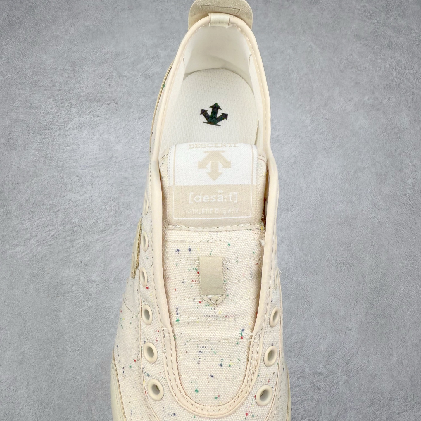 图片[5]-DESCENTE Sport Style Chron Racer迪桑特舒适百搭防滑耐磨低帮生活休闲鞋 是一款集复古与现代于一体的低帮跑步鞋 简洁的牛皮鞋面不仅彰显出时尚的质感 还适用于多种场合的穿搭 这款鞋子的透气性能极佳 轻质弹性鞋底则提供了良好的舒适度和耐磨性 使你在行走或跑步时都能感受到脚底的柔软与支撑 尺码：36 36.5 37.5 38 38.5 39 40 40.5 41 42 42.5 43 44 44.5 45-选品中心