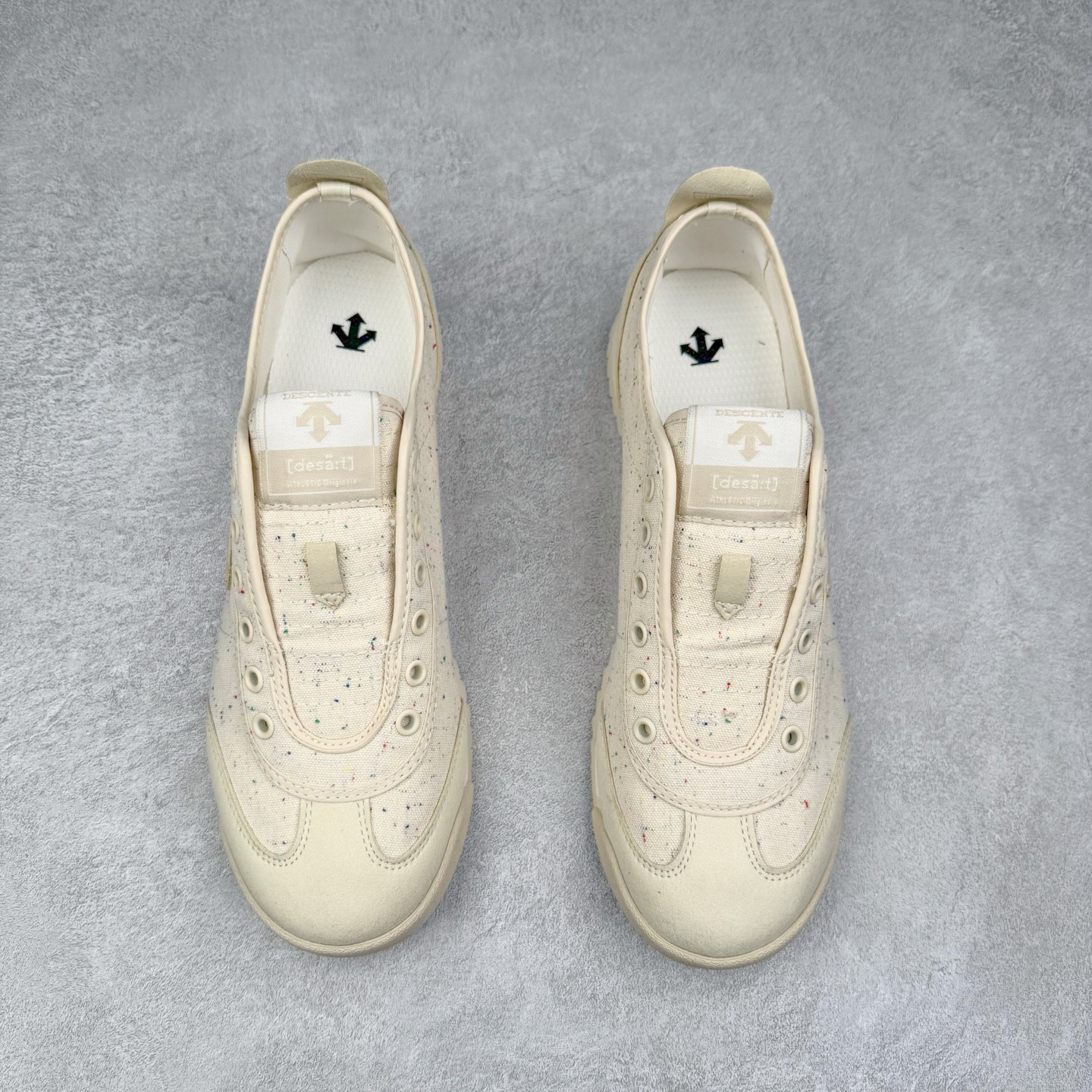 图片[2]-DESCENTE Sport Style Chron Racer迪桑特舒适百搭防滑耐磨低帮生活休闲鞋 是一款集复古与现代于一体的低帮跑步鞋 简洁的牛皮鞋面不仅彰显出时尚的质感 还适用于多种场合的穿搭 这款鞋子的透气性能极佳 轻质弹性鞋底则提供了良好的舒适度和耐磨性 使你在行走或跑步时都能感受到脚底的柔软与支撑 尺码：36 36.5 37.5 38 38.5 39 40 40.5 41 42 42.5 43 44 44.5 45-选品中心