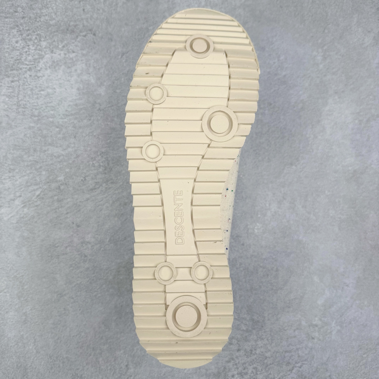 图片[9]-DESCENTE Sport Style Chron Racer迪桑特舒适百搭防滑耐磨低帮生活休闲鞋 是一款集复古与现代于一体的低帮跑步鞋 简洁的牛皮鞋面不仅彰显出时尚的质感 还适用于多种场合的穿搭 这款鞋子的透气性能极佳 轻质弹性鞋底则提供了良好的舒适度和耐磨性 使你在行走或跑步时都能感受到脚底的柔软与支撑 尺码：36 36.5 37.5 38 38.5 39 40 40.5 41 42 42.5 43 44 44.5 45-选品中心