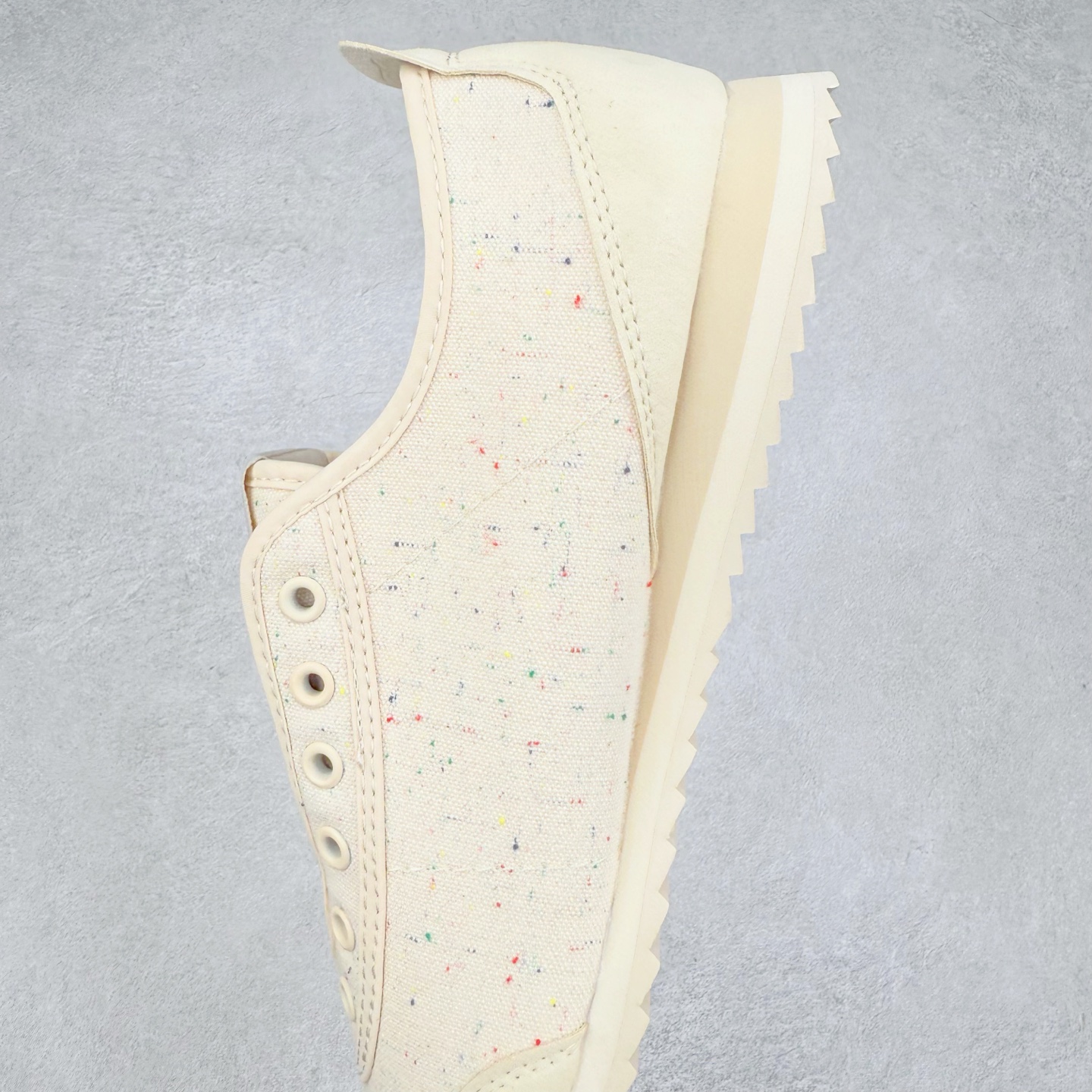 图片[7]-DESCENTE Sport Style Chron Racer迪桑特舒适百搭防滑耐磨低帮生活休闲鞋 是一款集复古与现代于一体的低帮跑步鞋 简洁的牛皮鞋面不仅彰显出时尚的质感 还适用于多种场合的穿搭 这款鞋子的透气性能极佳 轻质弹性鞋底则提供了良好的舒适度和耐磨性 使你在行走或跑步时都能感受到脚底的柔软与支撑 尺码：36 36.5 37.5 38 38.5 39 40 40.5 41 42 42.5 43 44 44.5 45-选品中心