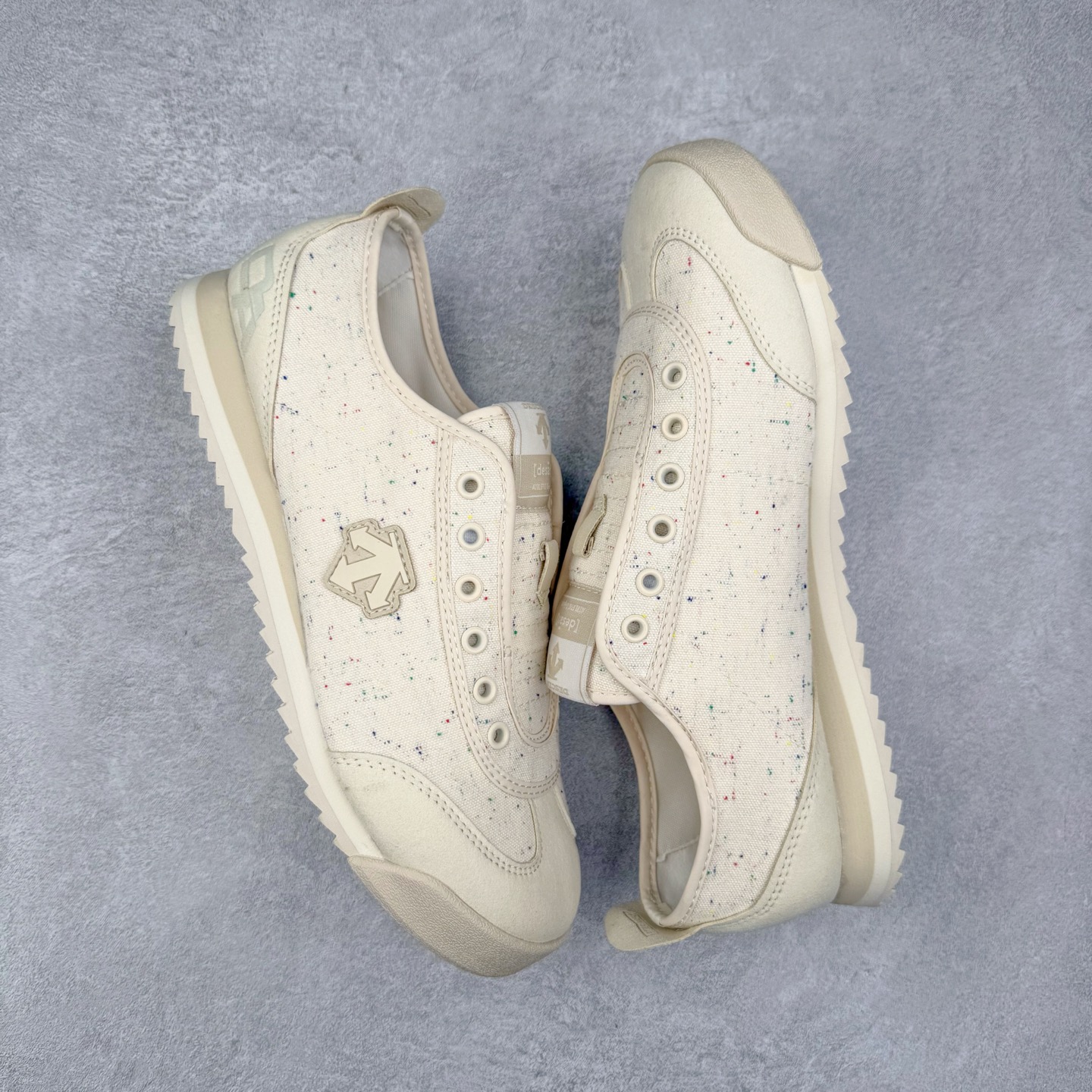 图片[3]-DESCENTE Sport Style Chron Racer迪桑特舒适百搭防滑耐磨低帮生活休闲鞋 是一款集复古与现代于一体的低帮跑步鞋 简洁的牛皮鞋面不仅彰显出时尚的质感 还适用于多种场合的穿搭 这款鞋子的透气性能极佳 轻质弹性鞋底则提供了良好的舒适度和耐磨性 使你在行走或跑步时都能感受到脚底的柔软与支撑 尺码：36 36.5 37.5 38 38.5 39 40 40.5 41 42 42.5 43 44 44.5 45-选品中心