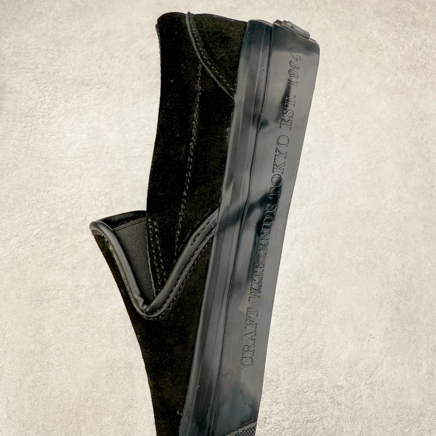 图片[7]-Neighborhood x OTW by Vans Classic Slip-On 98 联名一脚蹬 黑色/米色 此次Vans与NBHD联名来自OTW支线的第二波产品Slip-On鞋型 设计元素延用之前NBHD联名设计 用料一如既往的顶级 柔软麂皮鞋面搭配字母压印 质感十足 内里全皮内衬配置皮质软鞋垫使脚感舒适 货号：VN000EDGBLA 黑色 货号：VN000EDG7VJ 米色 尺码：35 36 36.5 37 38 38.5 39 40 40.5 41 42 42.5 43 44-选品中心