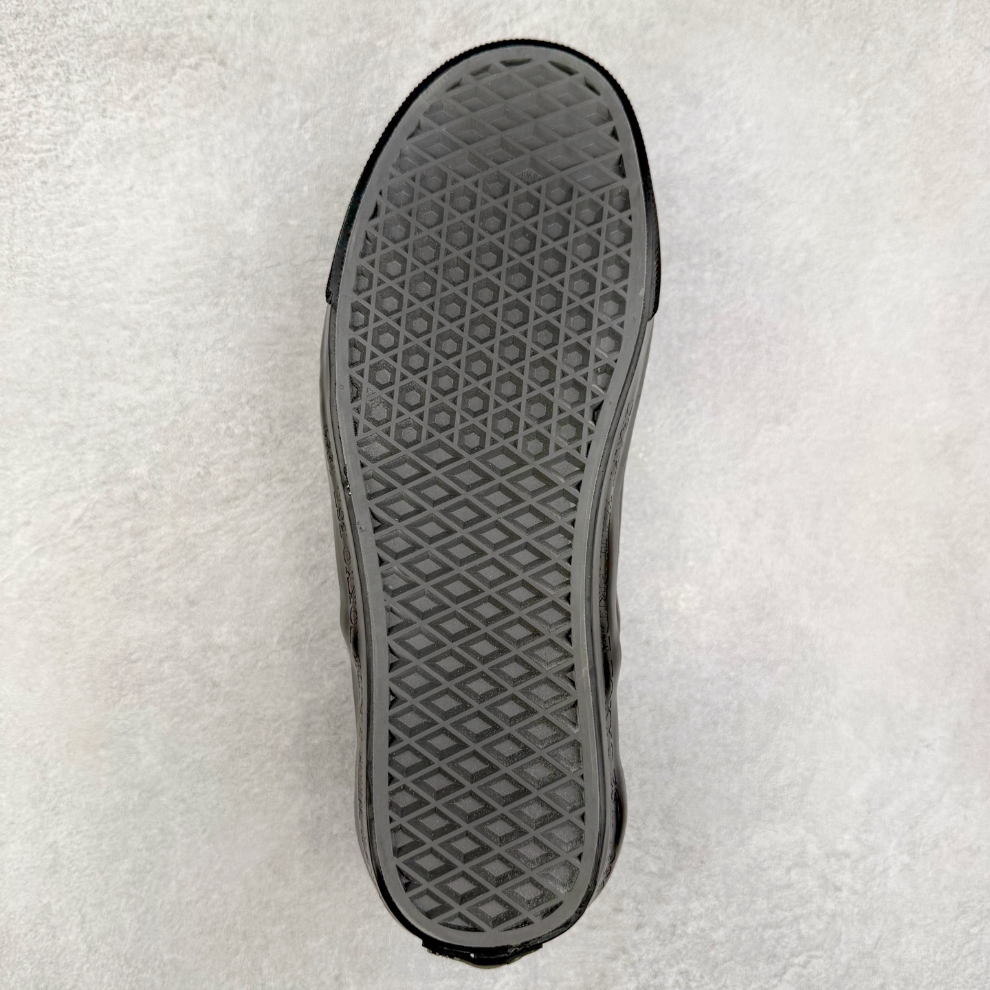 图片[9]-Neighborhood x OTW by Vans Classic Slip-On 98 联名一脚蹬 黑色/米色 此次Vans与NBHD联名来自OTW支线的第二波产品Slip-On鞋型 设计元素延用之前NBHD联名设计 用料一如既往的顶级 柔软麂皮鞋面搭配字母压印 质感十足 内里全皮内衬配置皮质软鞋垫使脚感舒适 货号：VN000EDGBLA 黑色 货号：VN000EDG7VJ 米色 尺码：35 36 36.5 37 38 38.5 39 40 40.5 41 42 42.5 43 44-选品中心