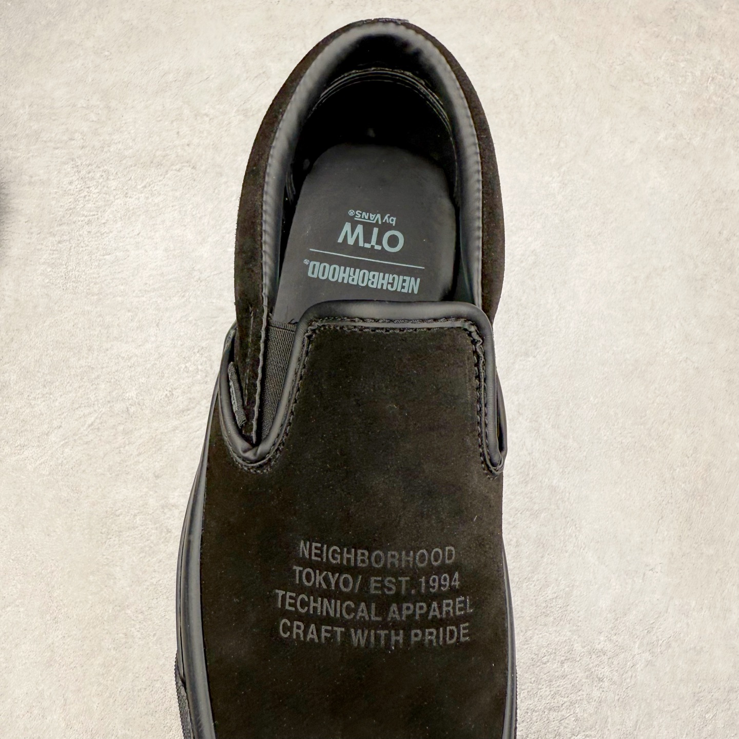 图片[5]-Neighborhood x OTW by Vans Classic Slip-On 98 联名一脚蹬 黑色/米色 此次Vans与NBHD联名来自OTW支线的第二波产品Slip-On鞋型 设计元素延用之前NBHD联名设计 用料一如既往的顶级 柔软麂皮鞋面搭配字母压印 质感十足 内里全皮内衬配置皮质软鞋垫使脚感舒适 货号：VN000EDGBLA 黑色 货号：VN000EDG7VJ 米色 尺码：35 36 36.5 37 38 38.5 39 40 40.5 41 42 42.5 43 44-选品中心