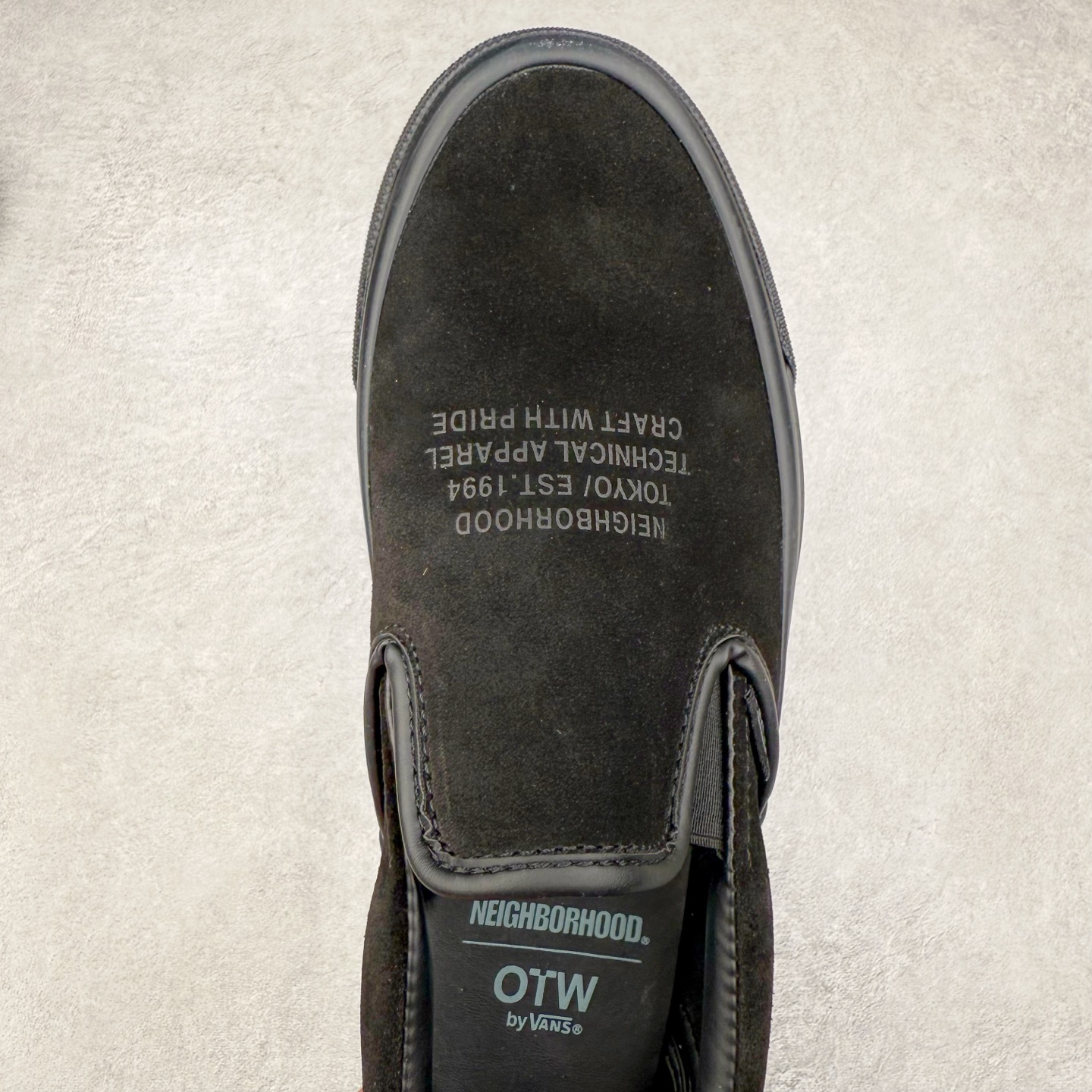 图片[4]-Neighborhood x OTW by Vans Classic Slip-On 98 联名一脚蹬 黑色/米色 此次Vans与NBHD联名来自OTW支线的第二波产品Slip-On鞋型 设计元素延用之前NBHD联名设计 用料一如既往的顶级 柔软麂皮鞋面搭配字母压印 质感十足 内里全皮内衬配置皮质软鞋垫使脚感舒适 货号：VN000EDGBLA 黑色 货号：VN000EDG7VJ 米色 尺码：35 36 36.5 37 38 38.5 39 40 40.5 41 42 42.5 43 44-选品中心