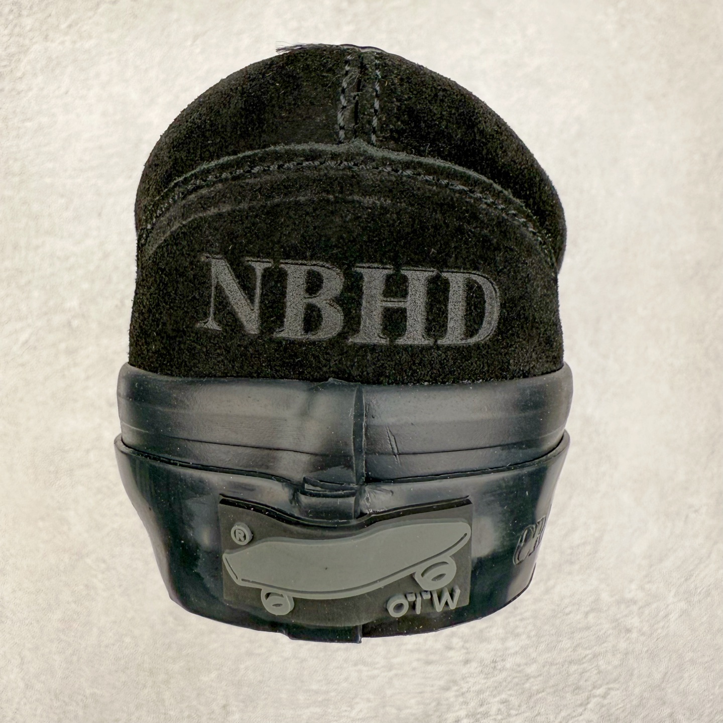 图片[8]-Neighborhood x OTW by Vans Classic Slip-On 98 联名一脚蹬 黑色/米色 此次Vans与NBHD联名来自OTW支线的第二波产品Slip-On鞋型 设计元素延用之前NBHD联名设计 用料一如既往的顶级 柔软麂皮鞋面搭配字母压印 质感十足 内里全皮内衬配置皮质软鞋垫使脚感舒适 货号：VN000EDGBLA 黑色 货号：VN000EDG7VJ 米色 尺码：35 36 36.5 37 38 38.5 39 40 40.5 41 42 42.5 43 44-选品中心