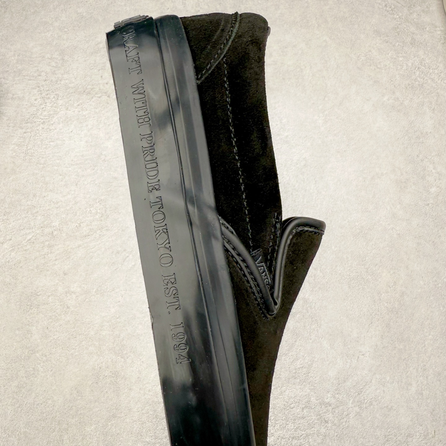 图片[6]-Neighborhood x OTW by Vans Classic Slip-On 98 联名一脚蹬 黑色/米色 此次Vans与NBHD联名来自OTW支线的第二波产品Slip-On鞋型 设计元素延用之前NBHD联名设计 用料一如既往的顶级 柔软麂皮鞋面搭配字母压印 质感十足 内里全皮内衬配置皮质软鞋垫使脚感舒适 货号：VN000EDGBLA 黑色 货号：VN000EDG7VJ 米色 尺码：35 36 36.5 37 38 38.5 39 40 40.5 41 42 42.5 43 44-选品中心