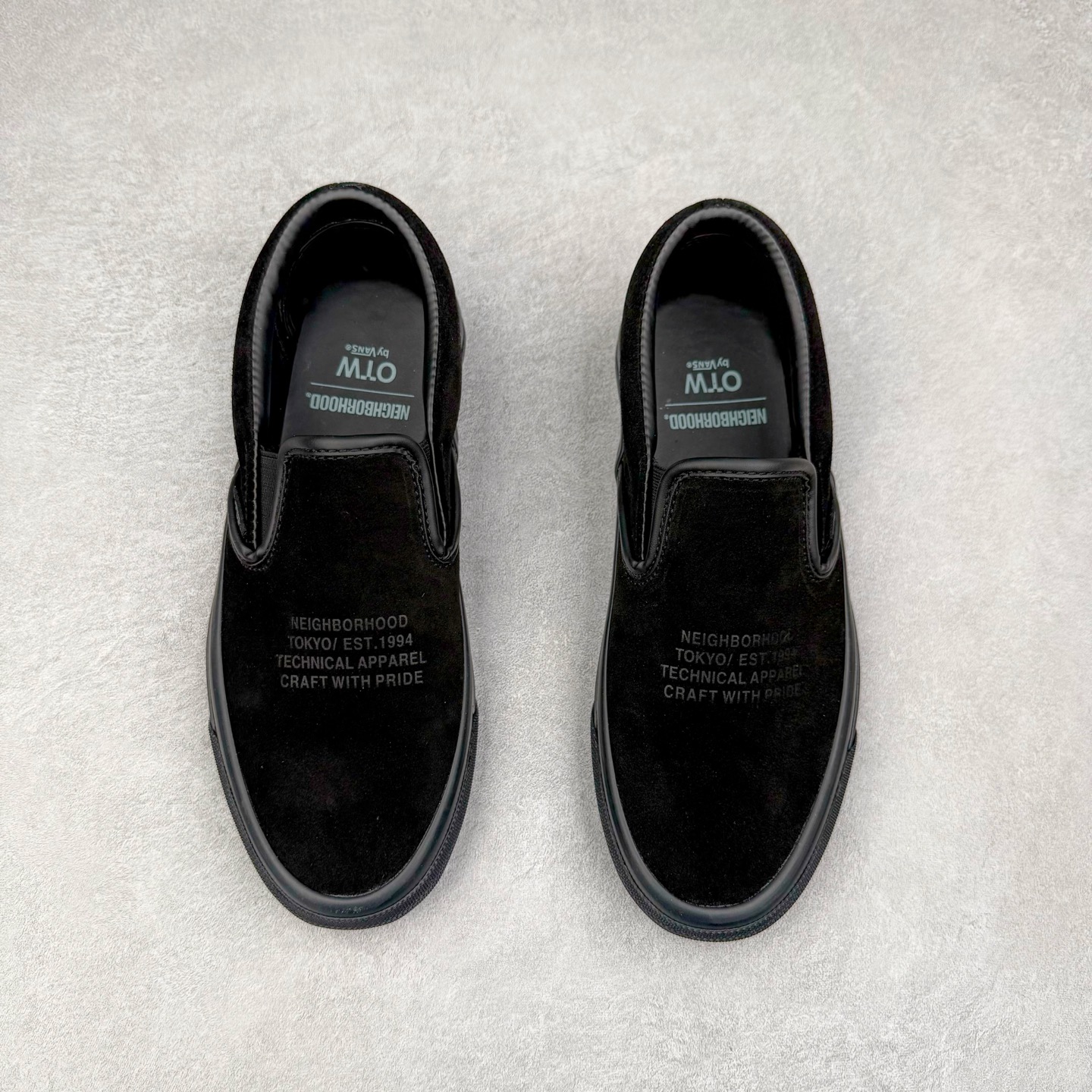 图片[2]-Neighborhood x OTW by Vans Classic Slip-On 98 联名一脚蹬 黑色/米色 此次Vans与NBHD联名来自OTW支线的第二波产品Slip-On鞋型 设计元素延用之前NBHD联名设计 用料一如既往的顶级 柔软麂皮鞋面搭配字母压印 质感十足 内里全皮内衬配置皮质软鞋垫使脚感舒适 货号：VN000EDGBLA 黑色 货号：VN000EDG7VJ 米色 尺码：35 36 36.5 37 38 38.5 39 40 40.5 41 42 42.5 43 44-选品中心