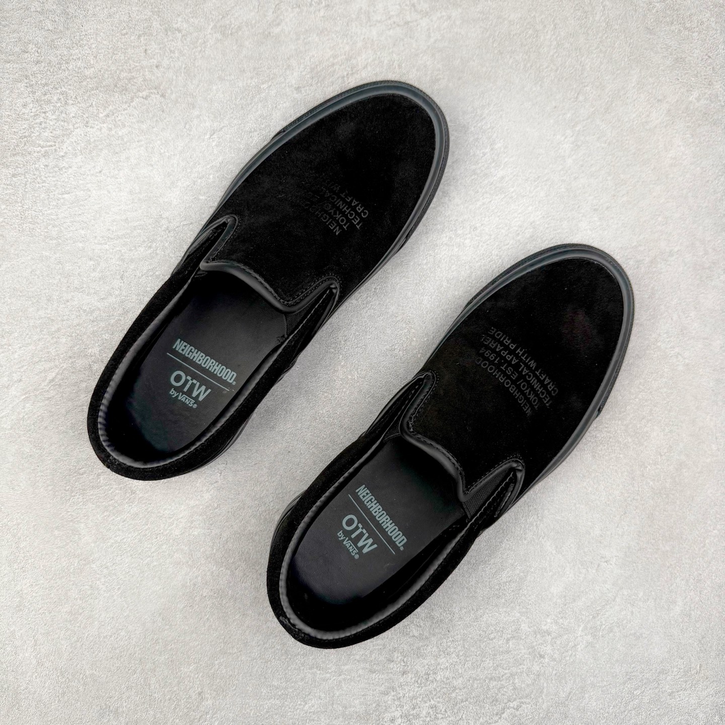 图片[3]-Neighborhood x OTW by Vans Classic Slip-On 98 联名一脚蹬 黑色/米色 此次Vans与NBHD联名来自OTW支线的第二波产品Slip-On鞋型 设计元素延用之前NBHD联名设计 用料一如既往的顶级 柔软麂皮鞋面搭配字母压印 质感十足 内里全皮内衬配置皮质软鞋垫使脚感舒适 货号：VN000EDGBLA 黑色 货号：VN000EDG7VJ 米色 尺码：35 36 36.5 37 38 38.5 39 40 40.5 41 42 42.5 43 44-选品中心