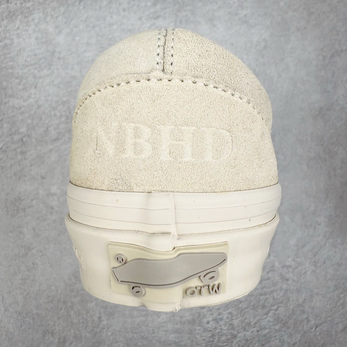 图片[8]-Neighborhood x OTW by Vans Classic Slip-On 98 联名一脚蹬 黑色/米色 此次Vans与NBHD联名来自OTW支线的第二波产品Slip-On鞋型 设计元素延用之前NBHD联名设计 用料一如既往的顶级 柔软麂皮鞋面搭配字母压印 质感十足 内里全皮内衬配置皮质软鞋垫使脚感舒适 货号：VN000EDGBLA 黑色 货号：VN000EDG7VJ 米色 尺码：35 36 36.5 37 38 38.5 39 40 40.5 41 42 42.5 43 44-选品中心