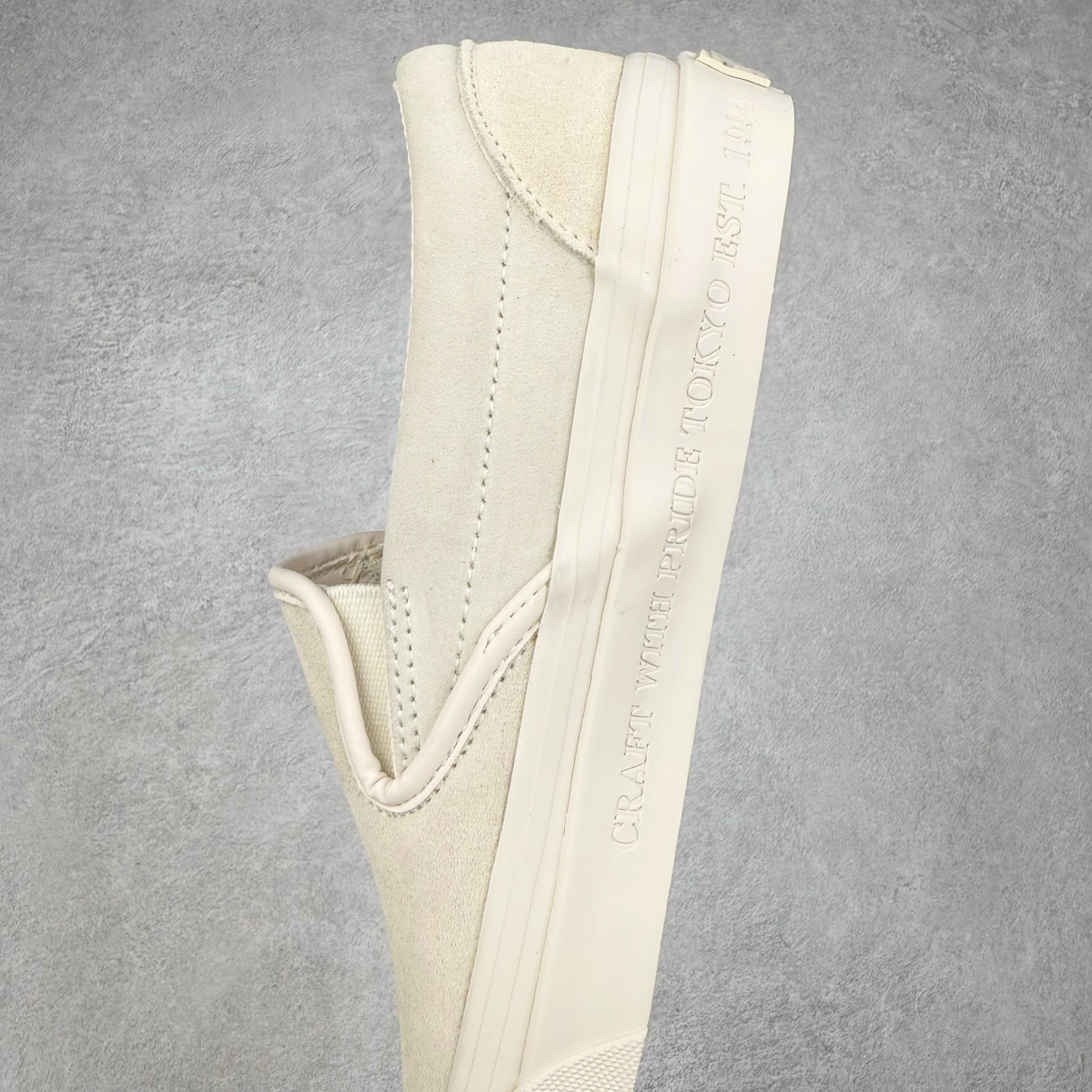 图片[7]-Neighborhood x OTW by Vans Classic Slip-On 98 联名一脚蹬 黑色/米色 此次Vans与NBHD联名来自OTW支线的第二波产品Slip-On鞋型 设计元素延用之前NBHD联名设计 用料一如既往的顶级 柔软麂皮鞋面搭配字母压印 质感十足 内里全皮内衬配置皮质软鞋垫使脚感舒适 货号：VN000EDGBLA 黑色 货号：VN000EDG7VJ 米色 尺码：35 36 36.5 37 38 38.5 39 40 40.5 41 42 42.5 43 44-选品中心