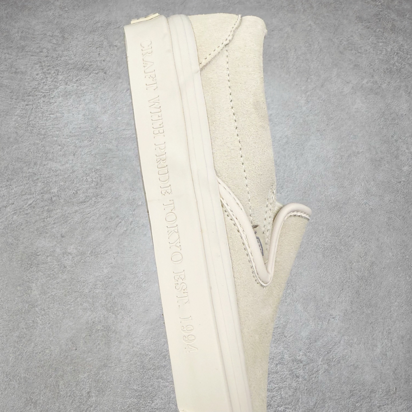 图片[6]-Neighborhood x OTW by Vans Classic Slip-On 98 联名一脚蹬 黑色/米色 此次Vans与NBHD联名来自OTW支线的第二波产品Slip-On鞋型 设计元素延用之前NBHD联名设计 用料一如既往的顶级 柔软麂皮鞋面搭配字母压印 质感十足 内里全皮内衬配置皮质软鞋垫使脚感舒适 货号：VN000EDGBLA 黑色 货号：VN000EDG7VJ 米色 尺码：35 36 36.5 37 38 38.5 39 40 40.5 41 42 42.5 43 44-选品中心