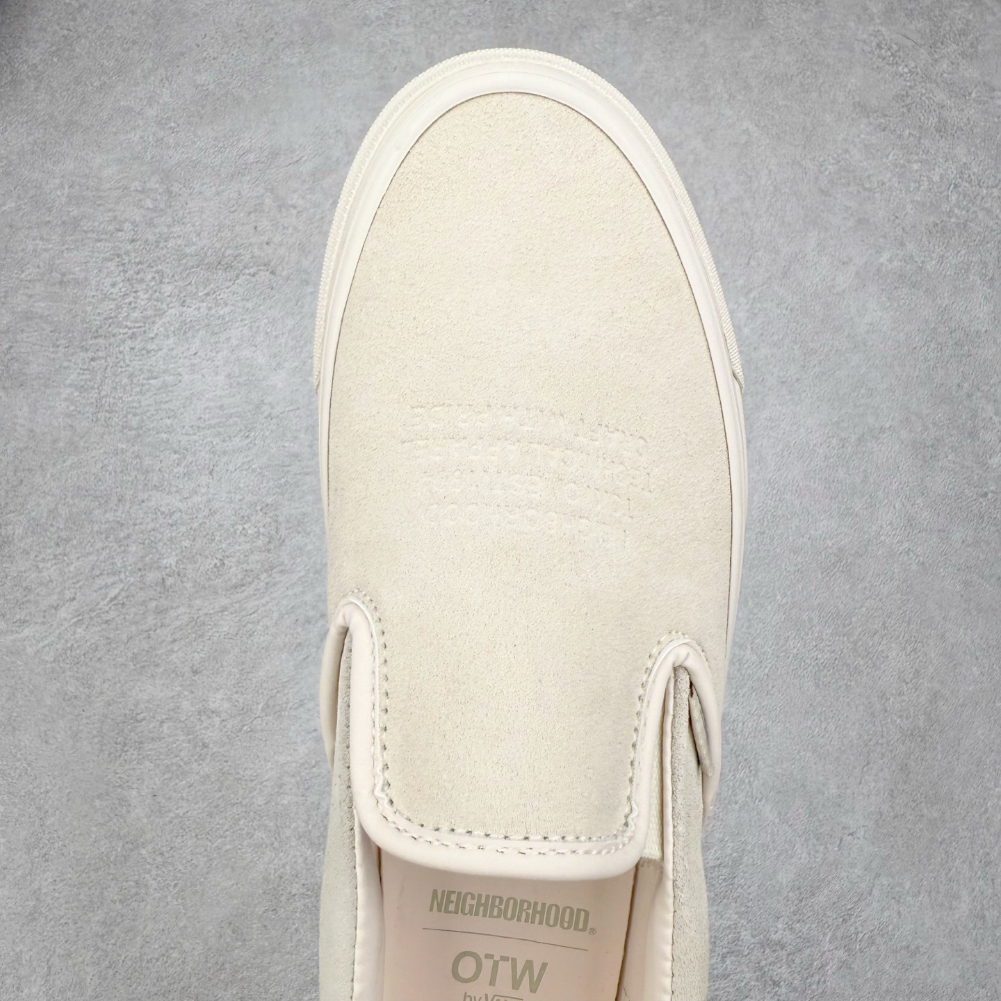图片[4]-Neighborhood x OTW by Vans Classic Slip-On 98 联名一脚蹬 黑色/米色 此次Vans与NBHD联名来自OTW支线的第二波产品Slip-On鞋型 设计元素延用之前NBHD联名设计 用料一如既往的顶级 柔软麂皮鞋面搭配字母压印 质感十足 内里全皮内衬配置皮质软鞋垫使脚感舒适 货号：VN000EDGBLA 黑色 货号：VN000EDG7VJ 米色 尺码：35 36 36.5 37 38 38.5 39 40 40.5 41 42 42.5 43 44-选品中心