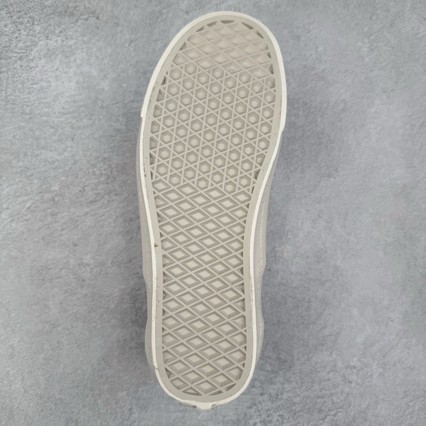 图片[9]-Neighborhood x OTW by Vans Classic Slip-On 98 联名一脚蹬 黑色/米色 此次Vans与NBHD联名来自OTW支线的第二波产品Slip-On鞋型 设计元素延用之前NBHD联名设计 用料一如既往的顶级 柔软麂皮鞋面搭配字母压印 质感十足 内里全皮内衬配置皮质软鞋垫使脚感舒适 货号：VN000EDGBLA 黑色 货号：VN000EDG7VJ 米色 尺码：35 36 36.5 37 38 38.5 39 40 40.5 41 42 42.5 43 44-选品中心