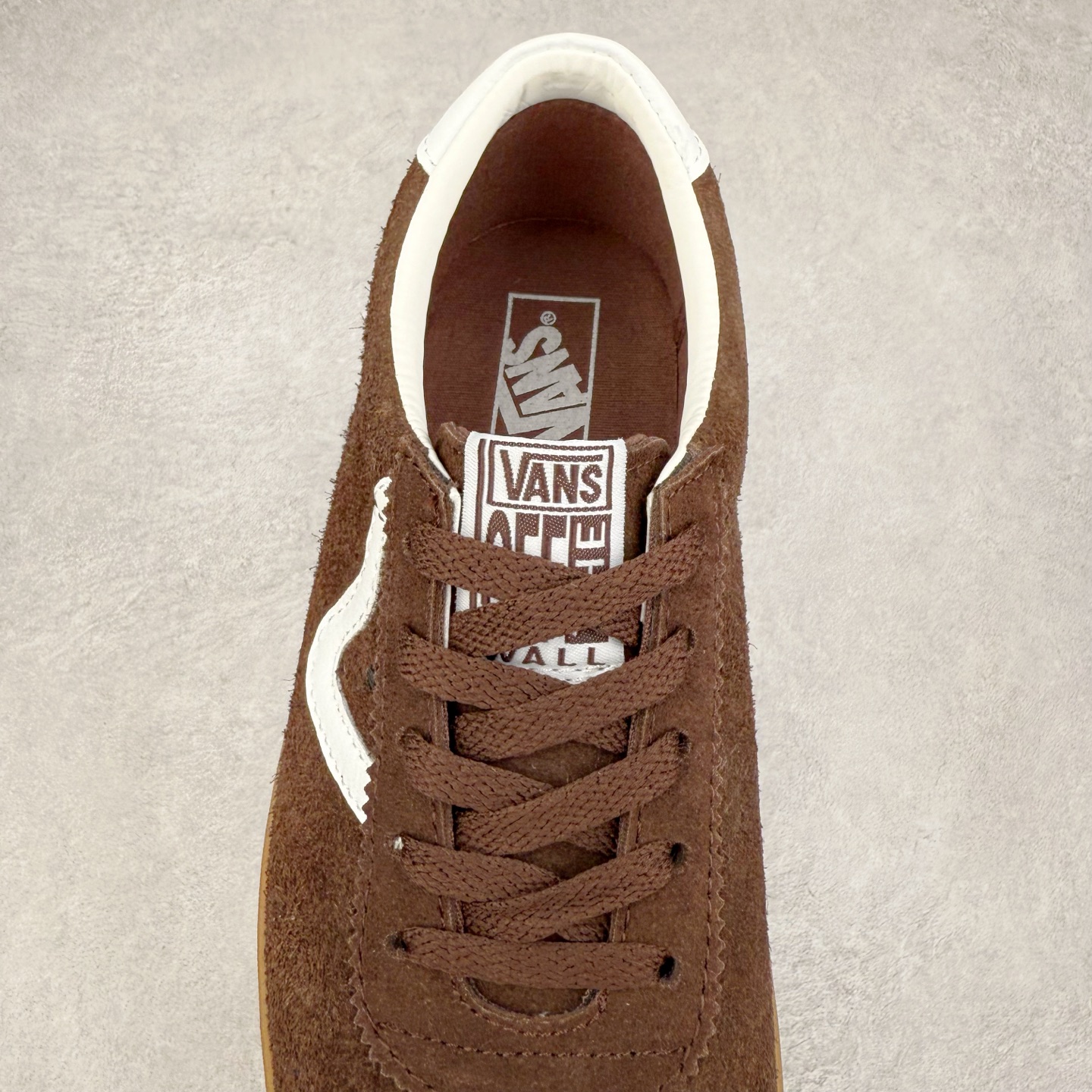 图片[5]-Vans Sport Low 安纳海姆 咖啡色 范斯官方 复古休闲硫化滑板鞋 这款以Style 73为基础鞋型 麂皮鞋面搭配梭织唛“OFF THE WALL”鞋舌标 米白大底包边和FLYING-V 字侧边条 复古风拉满 货号：VN000CQRZR6 尺码：35 36 36.5 37 38 38.5 39 40 40.5 41 42 42.5 43 44-选品中心