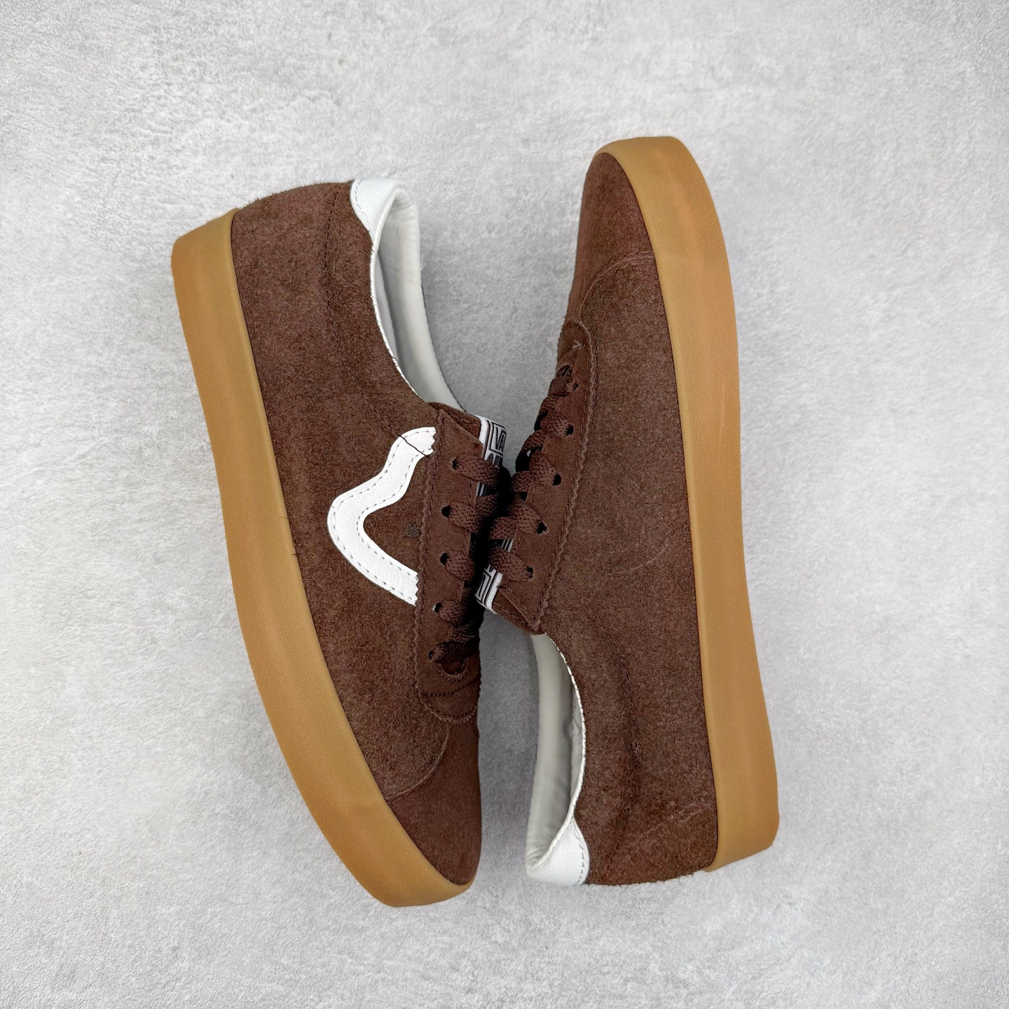 图片[3]-Vans Sport Low 安纳海姆 咖啡色 范斯官方 复古休闲硫化滑板鞋 这款以Style 73为基础鞋型 麂皮鞋面搭配梭织唛“OFF THE WALL”鞋舌标 米白大底包边和FLYING-V 字侧边条 复古风拉满 货号：VN000CQRZR6 尺码：35 36 36.5 37 38 38.5 39 40 40.5 41 42 42.5 43 44-选品中心