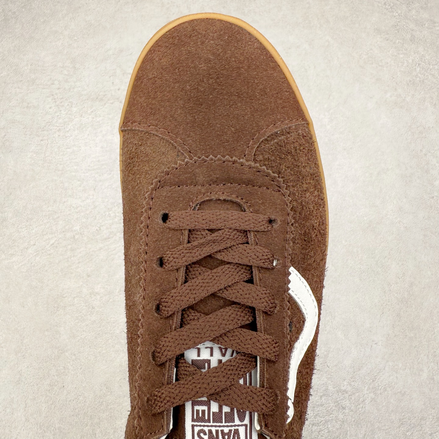 图片[4]-Vans Sport Low 安纳海姆 咖啡色 范斯官方 复古休闲硫化滑板鞋 这款以Style 73为基础鞋型 麂皮鞋面搭配梭织唛“OFF THE WALL”鞋舌标 米白大底包边和FLYING-V 字侧边条 复古风拉满 货号：VN000CQRZR6 尺码：35 36 36.5 37 38 38.5 39 40 40.5 41 42 42.5 43 44-选品中心