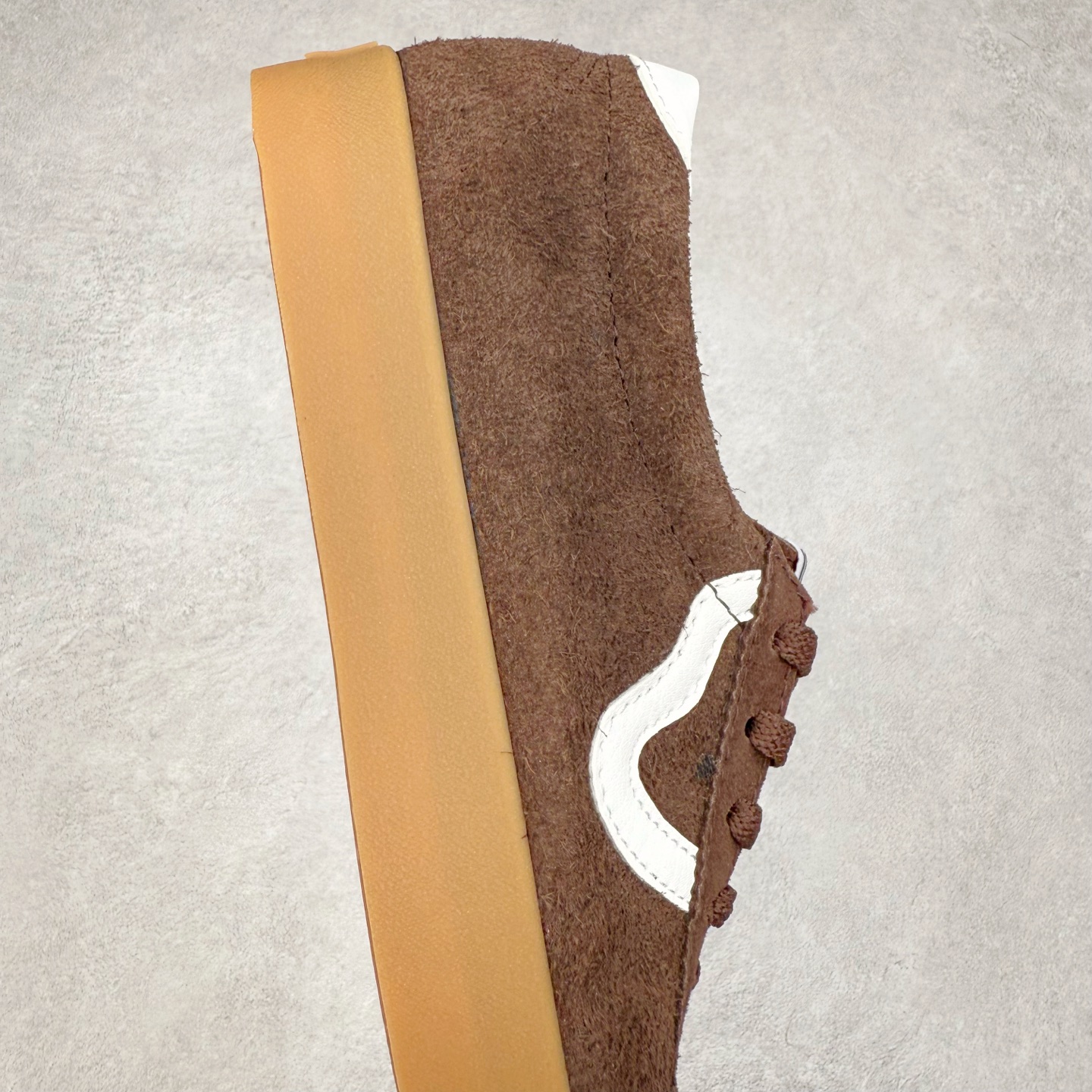 图片[6]-Vans Sport Low 安纳海姆 咖啡色 范斯官方 复古休闲硫化滑板鞋 这款以Style 73为基础鞋型 麂皮鞋面搭配梭织唛“OFF THE WALL”鞋舌标 米白大底包边和FLYING-V 字侧边条 复古风拉满 货号：VN000CQRZR6 尺码：35 36 36.5 37 38 38.5 39 40 40.5 41 42 42.5 43 44-选品中心