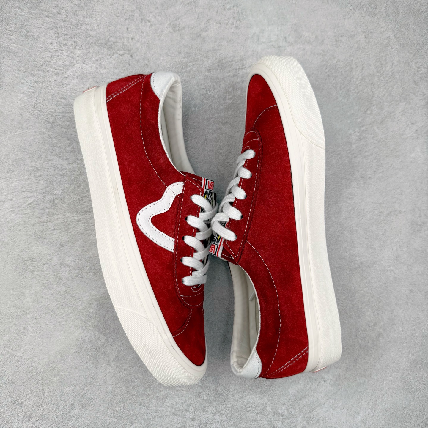 图片[3]-Vans Sport Low 安纳海姆 酒红色 范斯官方 复古休闲硫化滑板鞋 这款以Style 73为基础鞋型 麂皮鞋面搭配梭织唛“OFF THE WALL”鞋舌标 米白大底包边和FLYING-V 字侧边条 复古风拉满 货号：VN000CQRZR6 尺码：35 36 36.5 37 38 38.5 39 40 40.5 41 42 42.5 43 44-选品中心