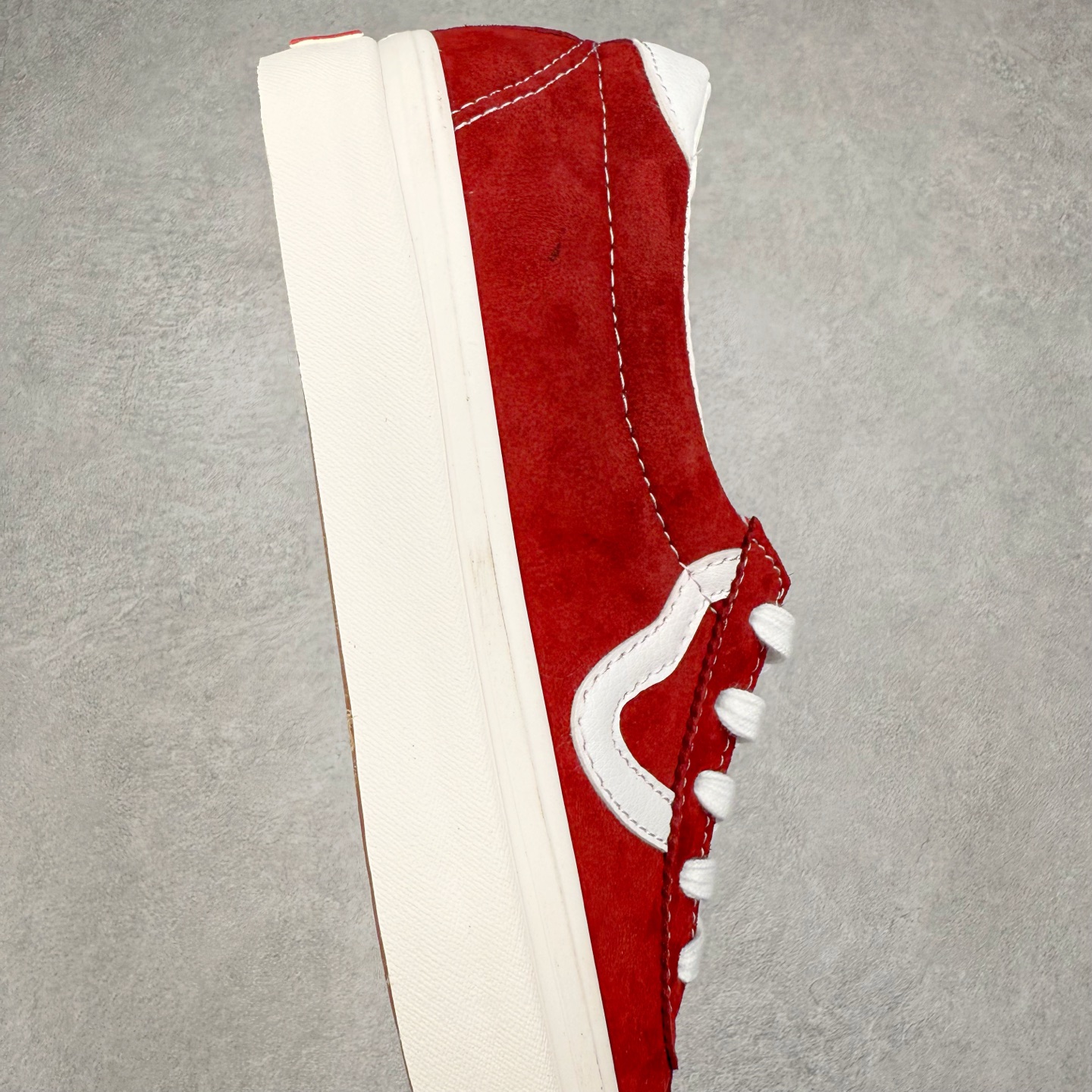 图片[6]-Vans Sport Low 安纳海姆 酒红色 范斯官方 复古休闲硫化滑板鞋 这款以Style 73为基础鞋型 麂皮鞋面搭配梭织唛“OFF THE WALL”鞋舌标 米白大底包边和FLYING-V 字侧边条 复古风拉满 货号：VN000CQRZR6 尺码：35 36 36.5 37 38 38.5 39 40 40.5 41 42 42.5 43 44-选品中心