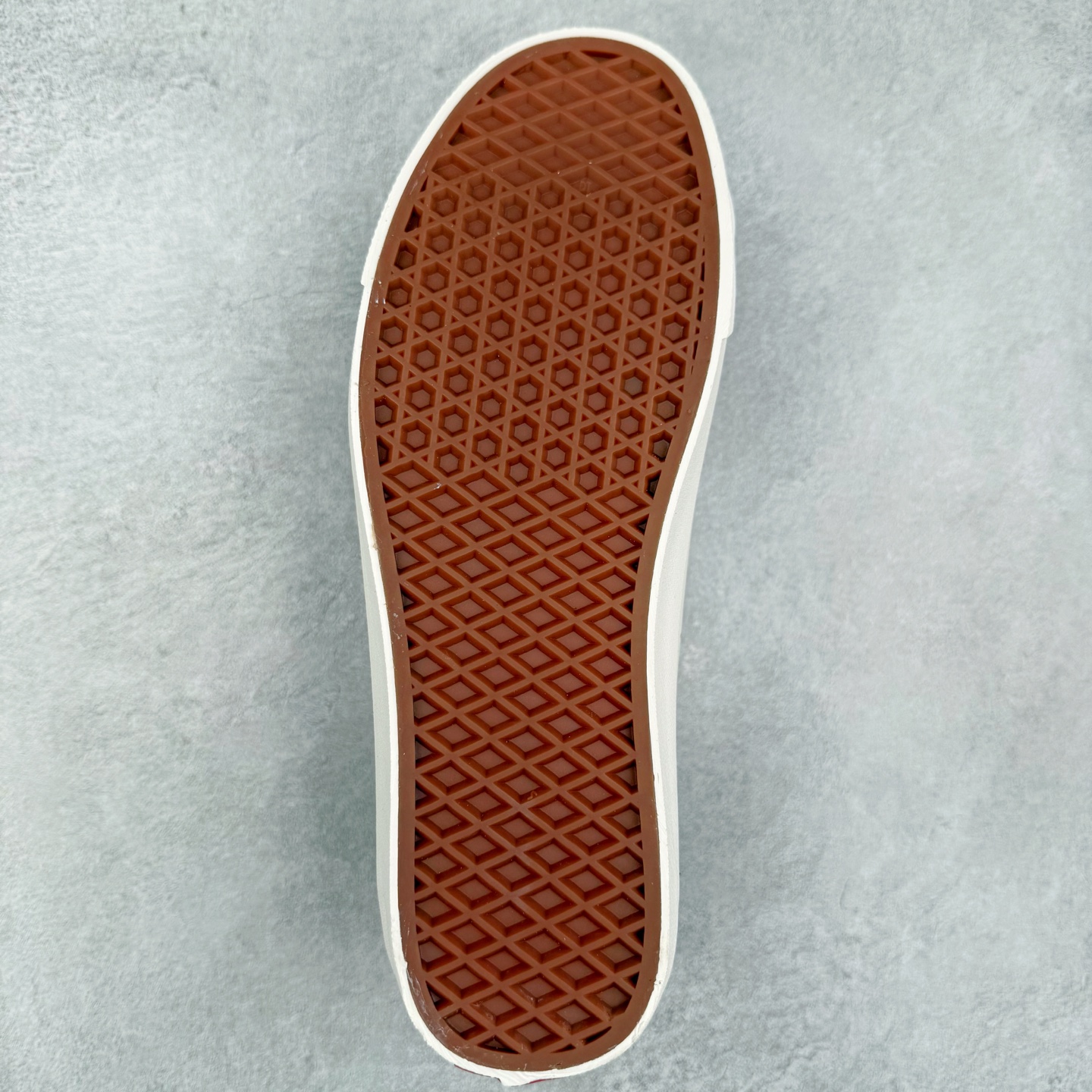 图片[9]-Vans Sport Low 安纳海姆 酒红色 范斯官方 复古休闲硫化滑板鞋 这款以Style 73为基础鞋型 麂皮鞋面搭配梭织唛“OFF THE WALL”鞋舌标 米白大底包边和FLYING-V 字侧边条 复古风拉满 货号：VN000CQRZR6 尺码：35 36 36.5 37 38 38.5 39 40 40.5 41 42 42.5 43 44-选品中心