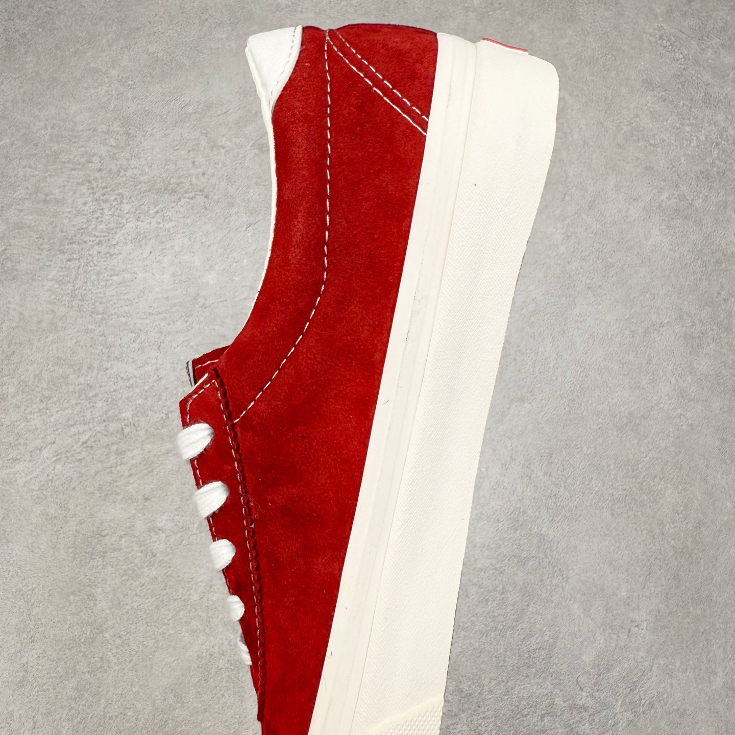 图片[7]-Vans Sport Low 安纳海姆 酒红色 范斯官方 复古休闲硫化滑板鞋 这款以Style 73为基础鞋型 麂皮鞋面搭配梭织唛“OFF THE WALL”鞋舌标 米白大底包边和FLYING-V 字侧边条 复古风拉满 货号：VN000CQRZR6 尺码：35 36 36.5 37 38 38.5 39 40 40.5 41 42 42.5 43 44-选品中心