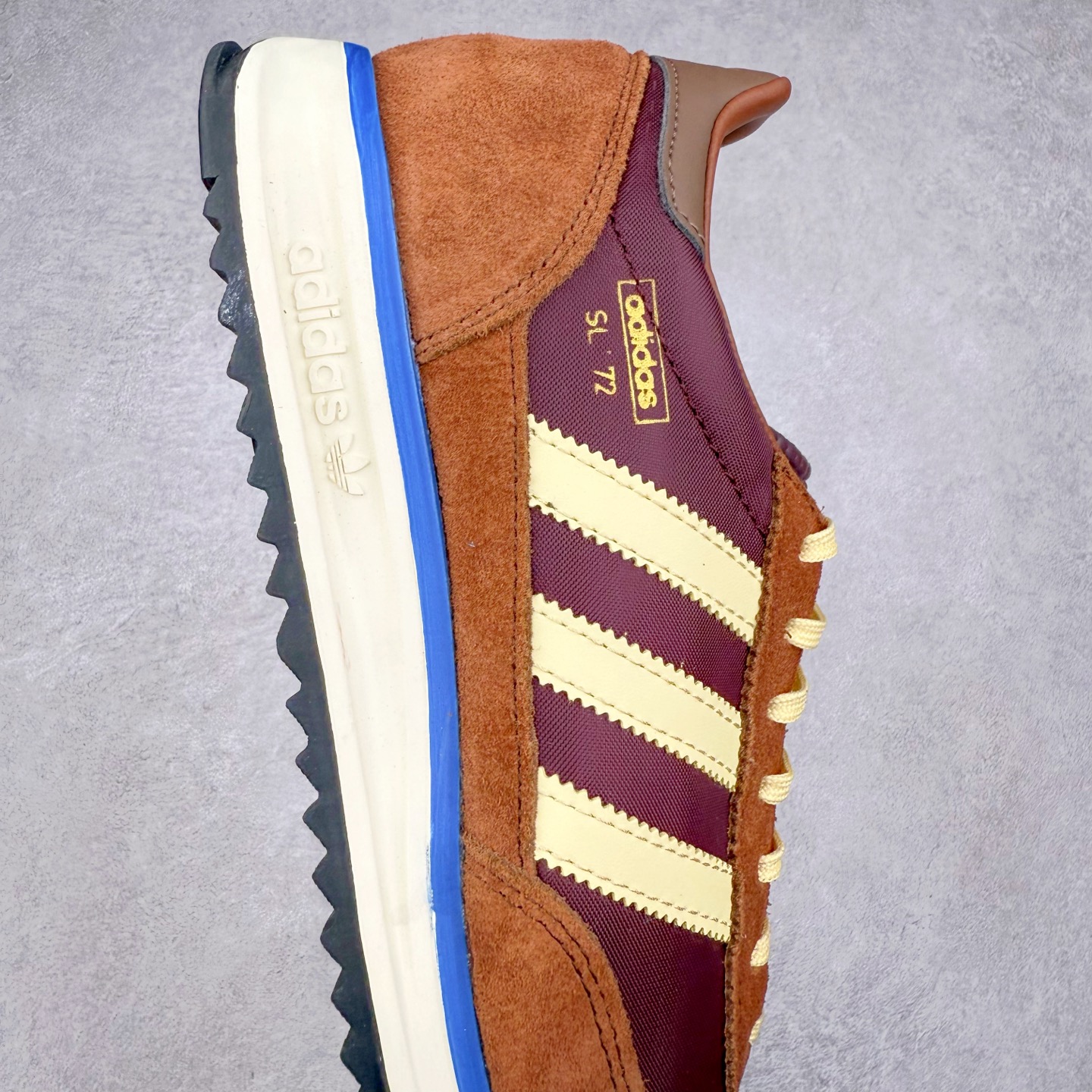 图片[6]-＃HP纯原 AD Wmns SL72 OG 系列德训足球风百搭低帮休闲运动板鞋 RS3425 采用高弹EVA+MODEL+RB三层组合底 区别市面RB一体大底 三层组合鞋底重量与原鞋一致 Originals 将有「T 头鞋」造型的诞生于 1972 年的 SL72 鞋款复刻带回 各位买鞋又有新选择了 1972 年 SL72 问世后 引领了后来阿迪达斯的跑鞋发展方向 其中「SL」代表了 Super Light 彰显了产品轻便的特性 1972 年 SL72 问世后 引领了后来阿迪达斯的跑鞋发展方向 其中「SL」代表了 Super Light 彰显了产品轻便的特性 这次 Originals 延续其轻质经典的基因 带来男女两款 SL72 男生款带来 SL72 RS 鞋型 RS 意为 Reshaped（重塑）鞋款在保留了经典的外观基础上 在尼龙材质里增加了填充物 使鞋型更加挺立和饱满 鞋头则更加圆润 鞋底的 EVA 材质则增加了鞋款的高度 女生款则带来 SL72 OG W 鞋型 OG 顾名思义则是致敬经典款式 相较于 RS（Reshaped）鞋款 鞋身更加纤细 其整体鞋身轮廓、线条、细节、材质上尊崇 70 年代 SL72 的设计 还原经典味道 尺码：36 36⅔ 37⅓ 38 38⅔ 39⅓ 40 40⅔ 41⅓ 42 42⅔ 43⅓ 44 44⅔ 45-选品中心