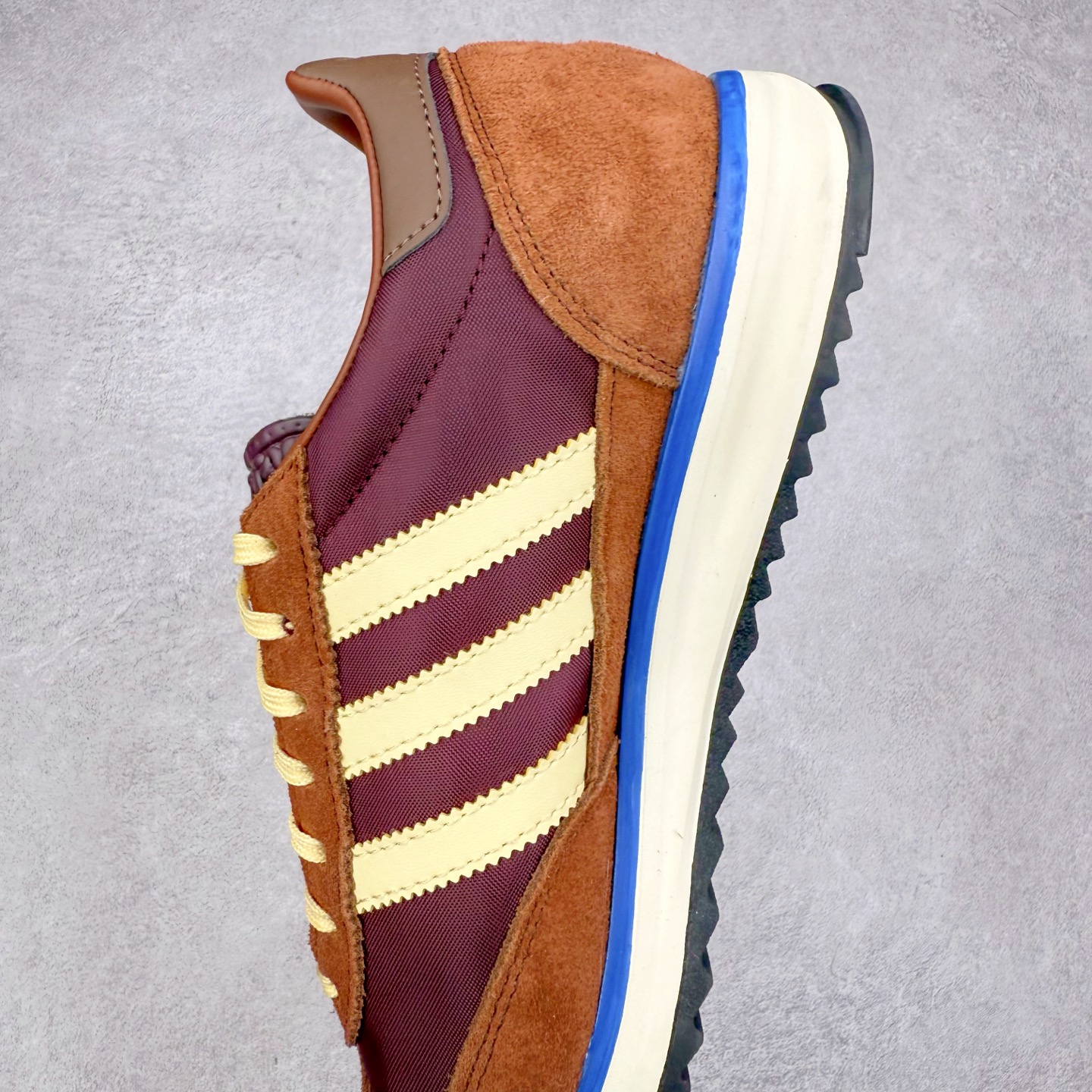 图片[7]-＃HP纯原 AD Wmns SL72 OG 系列德训足球风百搭低帮休闲运动板鞋 RS3425 采用高弹EVA+MODEL+RB三层组合底 区别市面RB一体大底 三层组合鞋底重量与原鞋一致 Originals 将有「T 头鞋」造型的诞生于 1972 年的 SL72 鞋款复刻带回 各位买鞋又有新选择了 1972 年 SL72 问世后 引领了后来阿迪达斯的跑鞋发展方向 其中「SL」代表了 Super Light 彰显了产品轻便的特性 1972 年 SL72 问世后 引领了后来阿迪达斯的跑鞋发展方向 其中「SL」代表了 Super Light 彰显了产品轻便的特性 这次 Originals 延续其轻质经典的基因 带来男女两款 SL72 男生款带来 SL72 RS 鞋型 RS 意为 Reshaped（重塑）鞋款在保留了经典的外观基础上 在尼龙材质里增加了填充物 使鞋型更加挺立和饱满 鞋头则更加圆润 鞋底的 EVA 材质则增加了鞋款的高度 女生款则带来 SL72 OG W 鞋型 OG 顾名思义则是致敬经典款式 相较于 RS（Reshaped）鞋款 鞋身更加纤细 其整体鞋身轮廓、线条、细节、材质上尊崇 70 年代 SL72 的设计 还原经典味道 尺码：36 36⅔ 37⅓ 38 38⅔ 39⅓ 40 40⅔ 41⅓ 42 42⅔ 43⅓ 44 44⅔ 45-选品中心