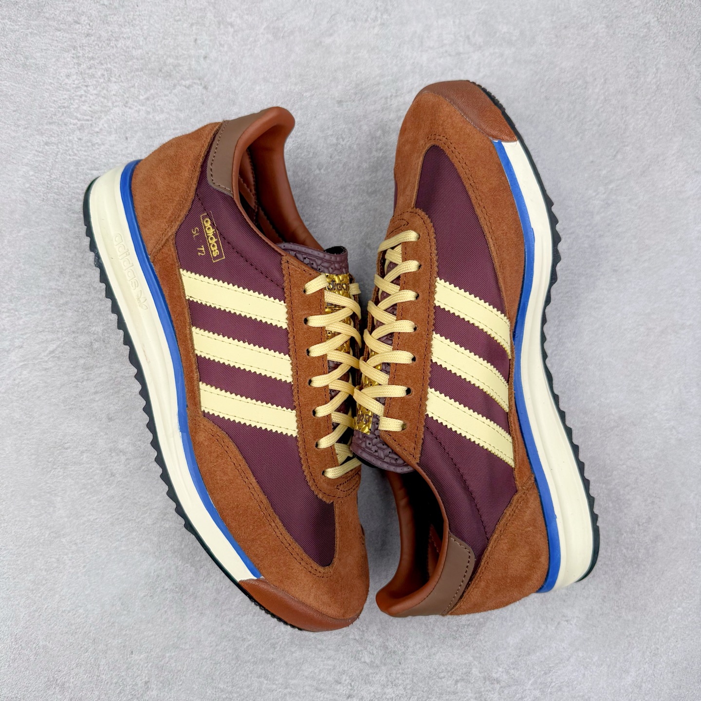 图片[3]-＃HP纯原 AD Wmns SL72 OG 系列德训足球风百搭低帮休闲运动板鞋 RS3425 采用高弹EVA+MODEL+RB三层组合底 区别市面RB一体大底 三层组合鞋底重量与原鞋一致 Originals 将有「T 头鞋」造型的诞生于 1972 年的 SL72 鞋款复刻带回 各位买鞋又有新选择了 1972 年 SL72 问世后 引领了后来阿迪达斯的跑鞋发展方向 其中「SL」代表了 Super Light 彰显了产品轻便的特性 1972 年 SL72 问世后 引领了后来阿迪达斯的跑鞋发展方向 其中「SL」代表了 Super Light 彰显了产品轻便的特性 这次 Originals 延续其轻质经典的基因 带来男女两款 SL72 男生款带来 SL72 RS 鞋型 RS 意为 Reshaped（重塑）鞋款在保留了经典的外观基础上 在尼龙材质里增加了填充物 使鞋型更加挺立和饱满 鞋头则更加圆润 鞋底的 EVA 材质则增加了鞋款的高度 女生款则带来 SL72 OG W 鞋型 OG 顾名思义则是致敬经典款式 相较于 RS（Reshaped）鞋款 鞋身更加纤细 其整体鞋身轮廓、线条、细节、材质上尊崇 70 年代 SL72 的设计 还原经典味道 尺码：36 36⅔ 37⅓ 38 38⅔ 39⅓ 40 40⅔ 41⅓ 42 42⅔ 43⅓ 44 44⅔ 45-选品中心