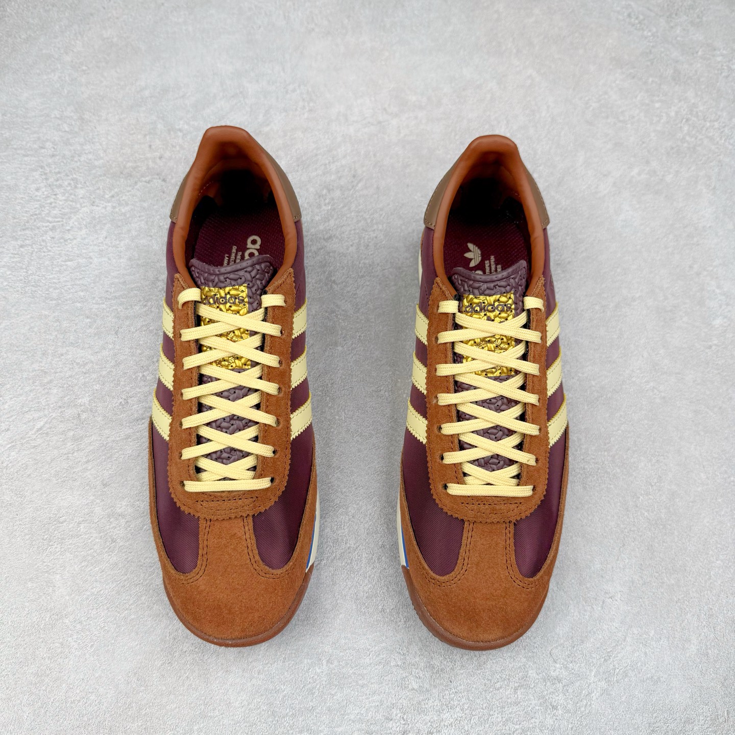 图片[2]-＃HP纯原 AD Wmns SL72 OG 系列德训足球风百搭低帮休闲运动板鞋 RS3425 采用高弹EVA+MODEL+RB三层组合底 区别市面RB一体大底 三层组合鞋底重量与原鞋一致 Originals 将有「T 头鞋」造型的诞生于 1972 年的 SL72 鞋款复刻带回 各位买鞋又有新选择了 1972 年 SL72 问世后 引领了后来阿迪达斯的跑鞋发展方向 其中「SL」代表了 Super Light 彰显了产品轻便的特性 1972 年 SL72 问世后 引领了后来阿迪达斯的跑鞋发展方向 其中「SL」代表了 Super Light 彰显了产品轻便的特性 这次 Originals 延续其轻质经典的基因 带来男女两款 SL72 男生款带来 SL72 RS 鞋型 RS 意为 Reshaped（重塑）鞋款在保留了经典的外观基础上 在尼龙材质里增加了填充物 使鞋型更加挺立和饱满 鞋头则更加圆润 鞋底的 EVA 材质则增加了鞋款的高度 女生款则带来 SL72 OG W 鞋型 OG 顾名思义则是致敬经典款式 相较于 RS（Reshaped）鞋款 鞋身更加纤细 其整体鞋身轮廓、线条、细节、材质上尊崇 70 年代 SL72 的设计 还原经典味道 尺码：36 36⅔ 37⅓ 38 38⅔ 39⅓ 40 40⅔ 41⅓ 42 42⅔ 43⅓ 44 44⅔ 45-选品中心