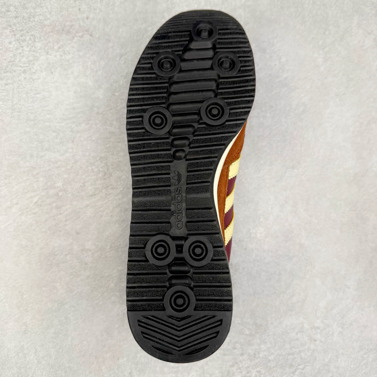 图片[9]-＃HP纯原 AD Wmns SL72 OG 系列德训足球风百搭低帮休闲运动板鞋 RS3425 采用高弹EVA+MODEL+RB三层组合底 区别市面RB一体大底 三层组合鞋底重量与原鞋一致 Originals 将有「T 头鞋」造型的诞生于 1972 年的 SL72 鞋款复刻带回 各位买鞋又有新选择了 1972 年 SL72 问世后 引领了后来阿迪达斯的跑鞋发展方向 其中「SL」代表了 Super Light 彰显了产品轻便的特性 1972 年 SL72 问世后 引领了后来阿迪达斯的跑鞋发展方向 其中「SL」代表了 Super Light 彰显了产品轻便的特性 这次 Originals 延续其轻质经典的基因 带来男女两款 SL72 男生款带来 SL72 RS 鞋型 RS 意为 Reshaped（重塑）鞋款在保留了经典的外观基础上 在尼龙材质里增加了填充物 使鞋型更加挺立和饱满 鞋头则更加圆润 鞋底的 EVA 材质则增加了鞋款的高度 女生款则带来 SL72 OG W 鞋型 OG 顾名思义则是致敬经典款式 相较于 RS（Reshaped）鞋款 鞋身更加纤细 其整体鞋身轮廓、线条、细节、材质上尊崇 70 年代 SL72 的设计 还原经典味道 尺码：36 36⅔ 37⅓ 38 38⅔ 39⅓ 40 40⅔ 41⅓ 42 42⅔ 43⅓ 44 44⅔ 45-选品中心