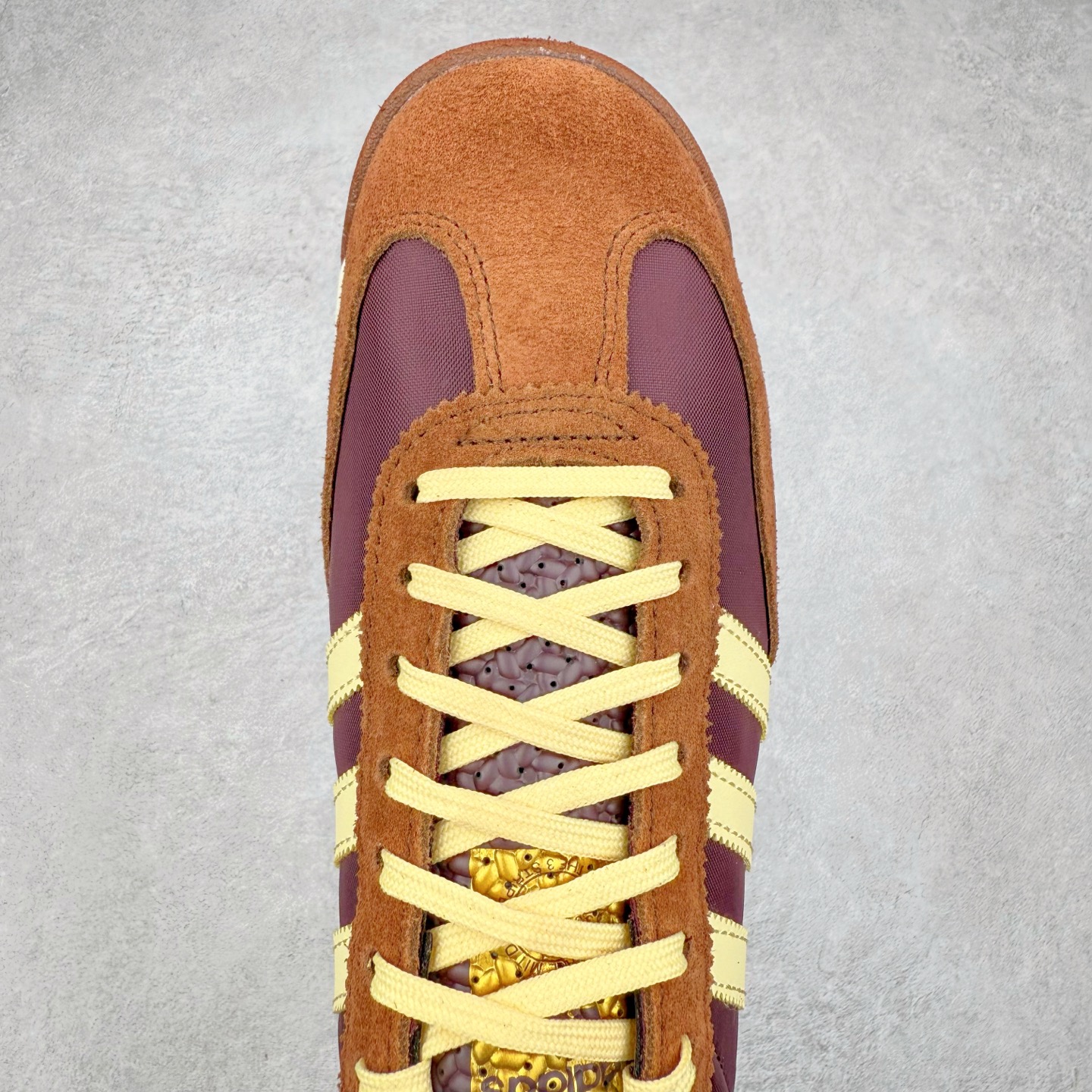 图片[4]-＃HP纯原 AD Wmns SL72 OG 系列德训足球风百搭低帮休闲运动板鞋 RS3425 采用高弹EVA+MODEL+RB三层组合底 区别市面RB一体大底 三层组合鞋底重量与原鞋一致 Originals 将有「T 头鞋」造型的诞生于 1972 年的 SL72 鞋款复刻带回 各位买鞋又有新选择了 1972 年 SL72 问世后 引领了后来阿迪达斯的跑鞋发展方向 其中「SL」代表了 Super Light 彰显了产品轻便的特性 1972 年 SL72 问世后 引领了后来阿迪达斯的跑鞋发展方向 其中「SL」代表了 Super Light 彰显了产品轻便的特性 这次 Originals 延续其轻质经典的基因 带来男女两款 SL72 男生款带来 SL72 RS 鞋型 RS 意为 Reshaped（重塑）鞋款在保留了经典的外观基础上 在尼龙材质里增加了填充物 使鞋型更加挺立和饱满 鞋头则更加圆润 鞋底的 EVA 材质则增加了鞋款的高度 女生款则带来 SL72 OG W 鞋型 OG 顾名思义则是致敬经典款式 相较于 RS（Reshaped）鞋款 鞋身更加纤细 其整体鞋身轮廓、线条、细节、材质上尊崇 70 年代 SL72 的设计 还原经典味道 尺码：36 36⅔ 37⅓ 38 38⅔ 39⅓ 40 40⅔ 41⅓ 42 42⅔ 43⅓ 44 44⅔ 45-选品中心