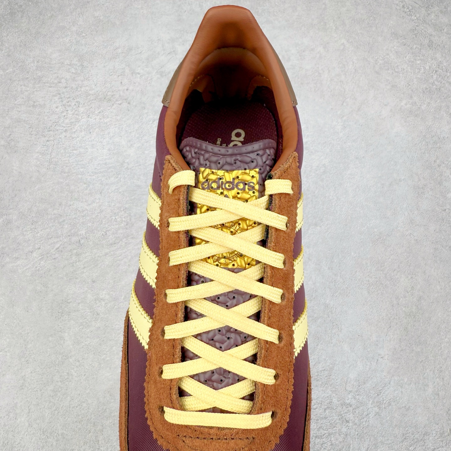 图片[5]-＃HP纯原 AD Wmns SL72 OG 系列德训足球风百搭低帮休闲运动板鞋 RS3425 采用高弹EVA+MODEL+RB三层组合底 区别市面RB一体大底 三层组合鞋底重量与原鞋一致 Originals 将有「T 头鞋」造型的诞生于 1972 年的 SL72 鞋款复刻带回 各位买鞋又有新选择了 1972 年 SL72 问世后 引领了后来阿迪达斯的跑鞋发展方向 其中「SL」代表了 Super Light 彰显了产品轻便的特性 1972 年 SL72 问世后 引领了后来阿迪达斯的跑鞋发展方向 其中「SL」代表了 Super Light 彰显了产品轻便的特性 这次 Originals 延续其轻质经典的基因 带来男女两款 SL72 男生款带来 SL72 RS 鞋型 RS 意为 Reshaped（重塑）鞋款在保留了经典的外观基础上 在尼龙材质里增加了填充物 使鞋型更加挺立和饱满 鞋头则更加圆润 鞋底的 EVA 材质则增加了鞋款的高度 女生款则带来 SL72 OG W 鞋型 OG 顾名思义则是致敬经典款式 相较于 RS（Reshaped）鞋款 鞋身更加纤细 其整体鞋身轮廓、线条、细节、材质上尊崇 70 年代 SL72 的设计 还原经典味道 尺码：36 36⅔ 37⅓ 38 38⅔ 39⅓ 40 40⅔ 41⅓ 42 42⅔ 43⅓ 44 44⅔ 45-选品中心