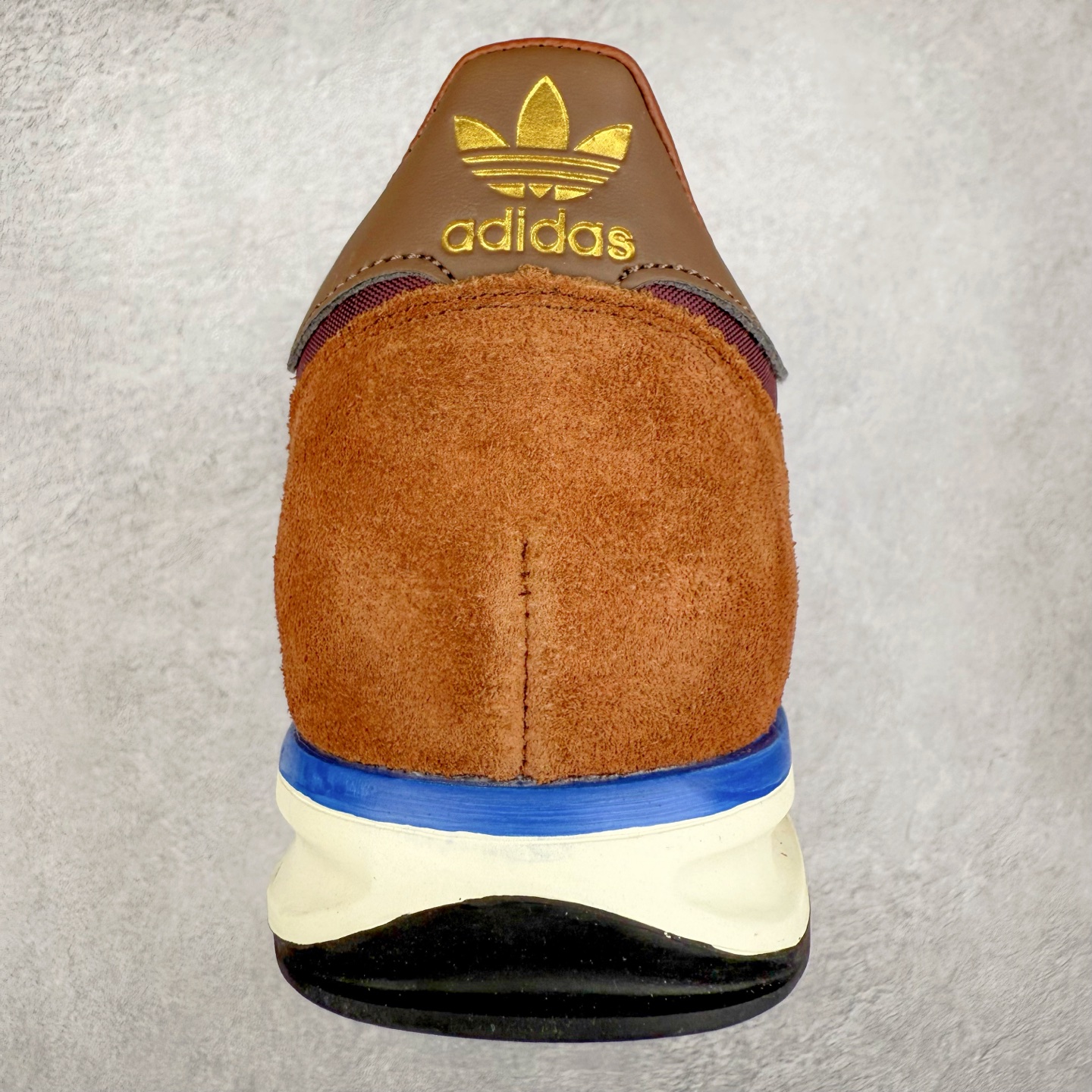 图片[8]-＃HP纯原 AD Wmns SL72 OG 系列德训足球风百搭低帮休闲运动板鞋 RS3425 采用高弹EVA+MODEL+RB三层组合底 区别市面RB一体大底 三层组合鞋底重量与原鞋一致 Originals 将有「T 头鞋」造型的诞生于 1972 年的 SL72 鞋款复刻带回 各位买鞋又有新选择了 1972 年 SL72 问世后 引领了后来阿迪达斯的跑鞋发展方向 其中「SL」代表了 Super Light 彰显了产品轻便的特性 1972 年 SL72 问世后 引领了后来阿迪达斯的跑鞋发展方向 其中「SL」代表了 Super Light 彰显了产品轻便的特性 这次 Originals 延续其轻质经典的基因 带来男女两款 SL72 男生款带来 SL72 RS 鞋型 RS 意为 Reshaped（重塑）鞋款在保留了经典的外观基础上 在尼龙材质里增加了填充物 使鞋型更加挺立和饱满 鞋头则更加圆润 鞋底的 EVA 材质则增加了鞋款的高度 女生款则带来 SL72 OG W 鞋型 OG 顾名思义则是致敬经典款式 相较于 RS（Reshaped）鞋款 鞋身更加纤细 其整体鞋身轮廓、线条、细节、材质上尊崇 70 年代 SL72 的设计 还原经典味道 尺码：36 36⅔ 37⅓ 38 38⅔ 39⅓ 40 40⅔ 41⅓ 42 42⅔ 43⅓ 44 44⅔ 45-选品中心