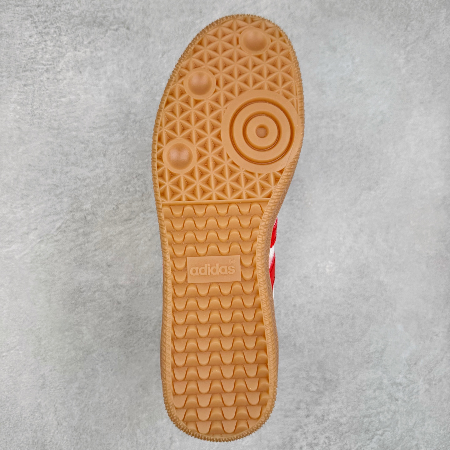 图片[9]-AD Original Samba OG 复古经典轻便板鞋JR8841 这款桑巴鞋展示了高质量的工艺 带有装饰的超锁缝制和无缝的手感 柔软、柔软的皮革造型和标志性的3条纹完成了精致的外观 正规合身鞋带 鞋面上有绒面鞋垫 橡胶鞋底 享受正畸套筒软感 自50年代首次亮相以来就一直在赢得粉丝的青睐 尺码：36 36.5 37.5 38 38.5 39 40 40.5 41 42 42.5 43 44 44.5 45-选品中心